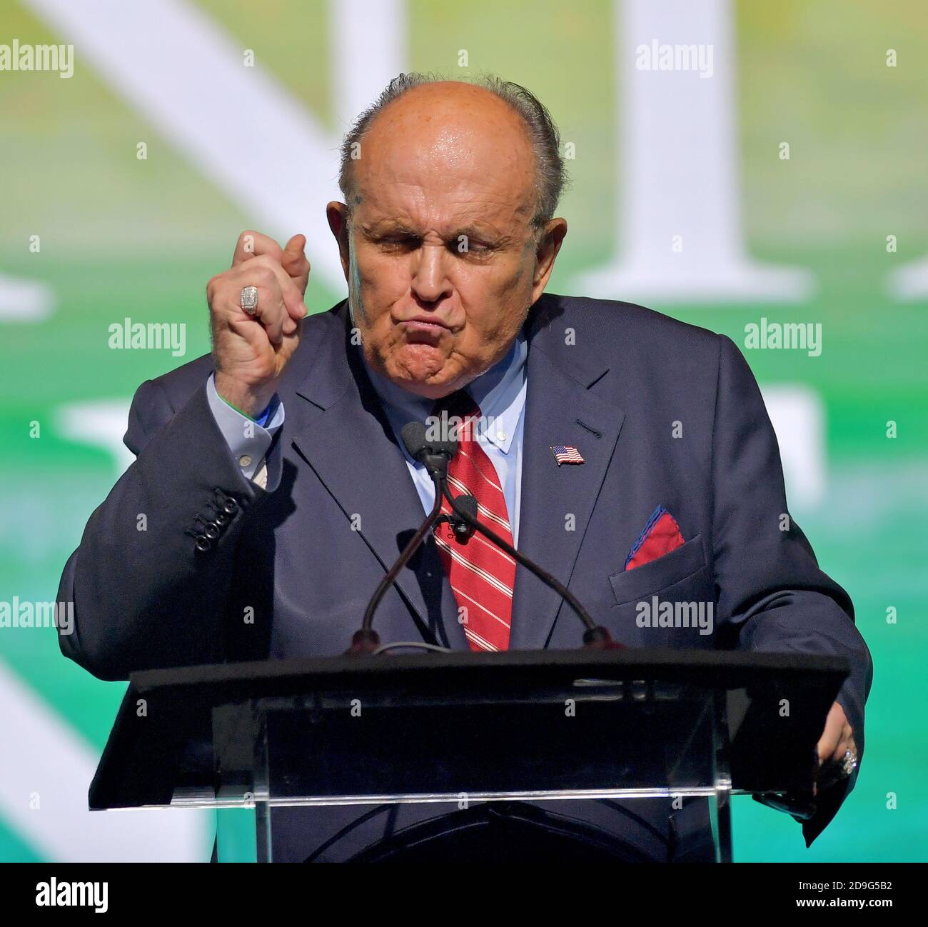 WEST PALM BEACH, FL - DEZEMBER 19: Der ehemalige Bürgermeister von New York City und Anwalt von Präsident Donald Trump Rudy Giuliani spricht mit seinem New York Yankee World Series Ring am 2019. Dezember 2019 im Palm Beach County Convention Center in West Palm Beach, Florida, auf dem Wendepunkt USA Student Action Summit 19. Personen: Rudy Giuliani Kredit: Hoo-Me / MediaPunch Stockfoto