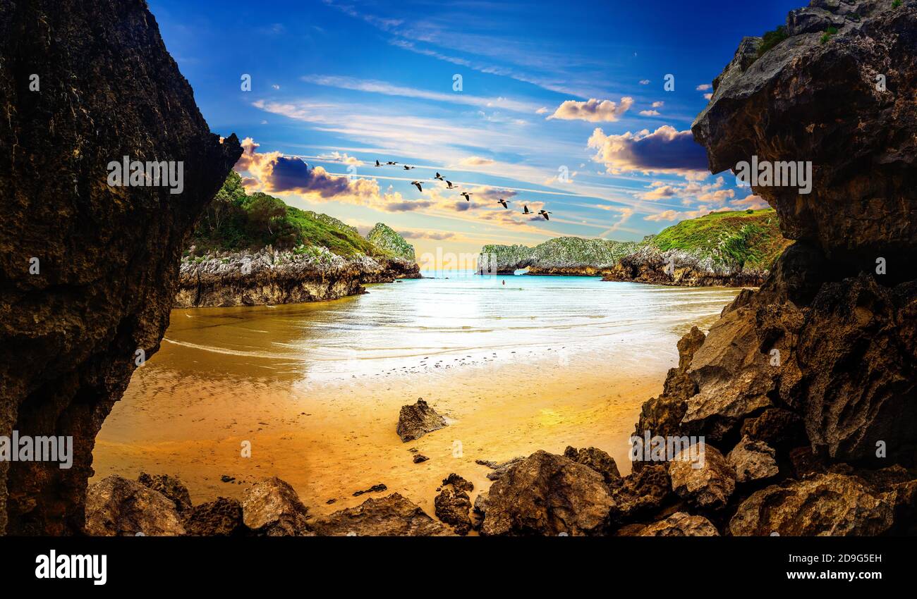 Atemberaubende Landschaft der Küste, Strand und Klippen in Kantabrien, Spanien.lebendige Landschaft von Strand und Küste mit Bergen und Vegetation.Berellin Strand Stockfoto