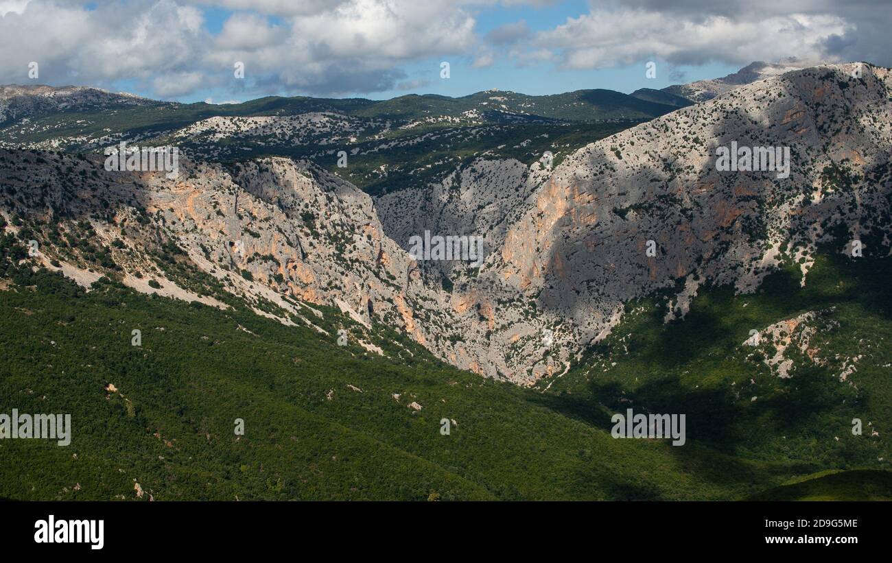 Gola di Gorropu. Berühmte und beeindruckende Schlucht in den Bergen von Sardegna, Italien. Wandernationalpark. Panoramabild. Stockfoto