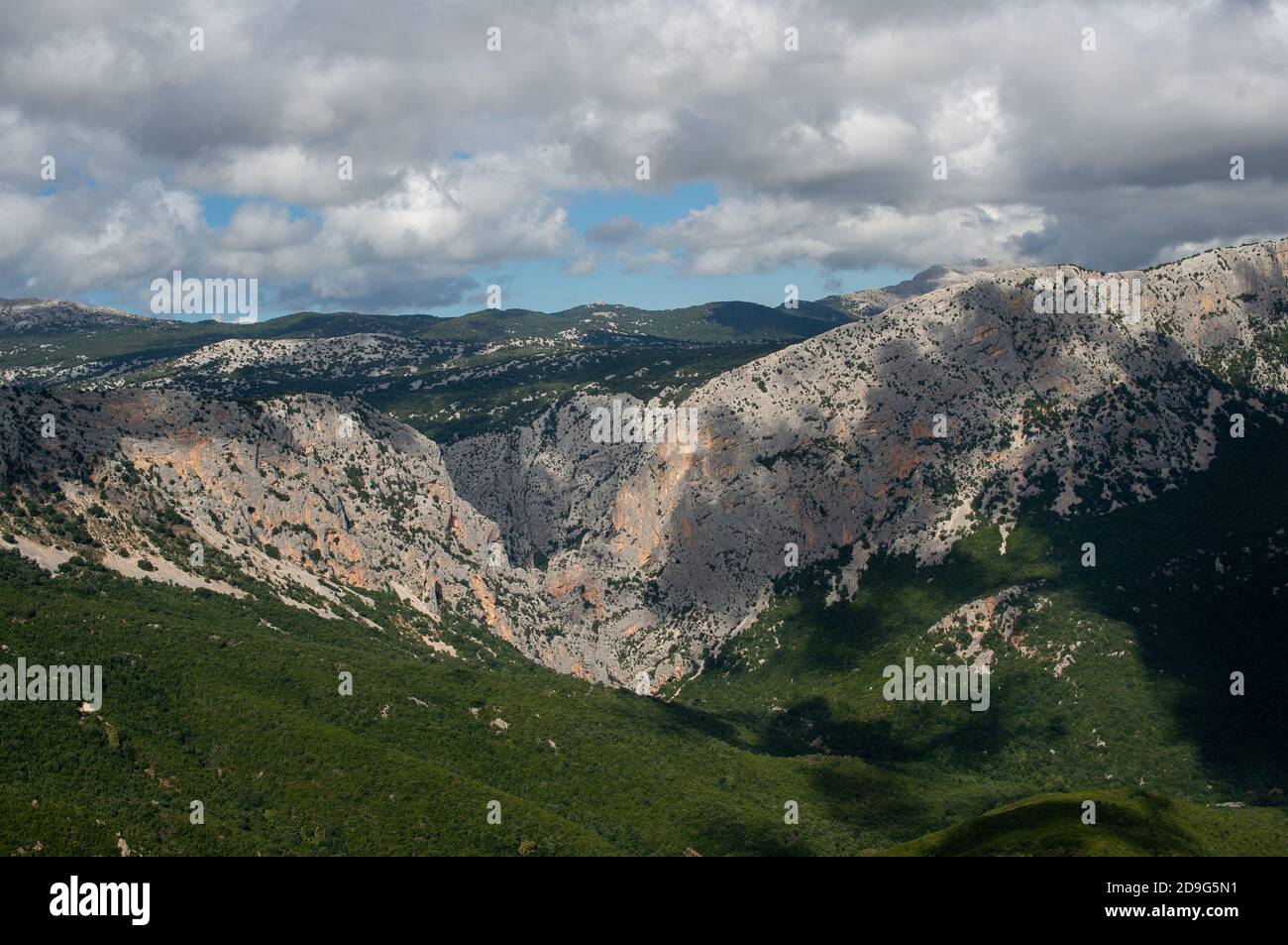Gola di Gorropu. Berühmte und beeindruckende Schlucht in den Bergen von Sardegna, Italien. Wandernationalpark. Panoramabild. Stockfoto