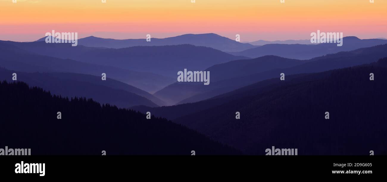 Wunderschönen Sonnenaufgang in den Bergen mit einer Silhouette der Berge Stockfoto