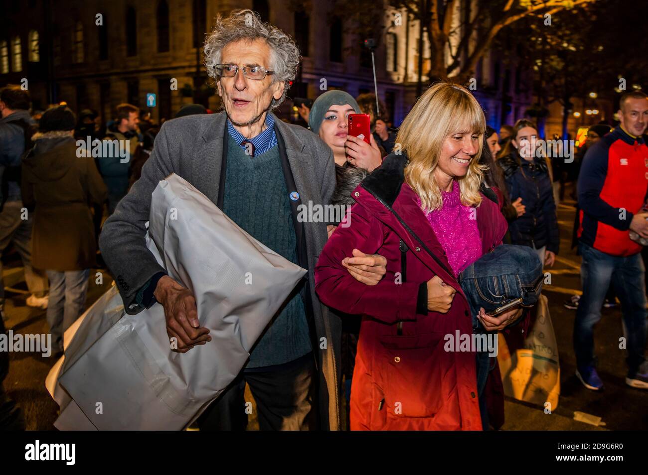 London, Großbritannien. November 2020. Piers Corbyn spricht und wird gebeten, mit einer Polizeieskorte zu gehen, was er tut. Ein paar hundert Menschen kommen auf - und werden schnell von der Polizei aufgefordert, weiter zu gehen - der jährliche Million Mask Protest und die V for Freedom Rallye in London werden mit der Covid-Falschmeldung, aufstehen aufstehen Protestbewegung gefangen. Kredit: Guy Bell/Alamy Live Nachrichten Stockfoto