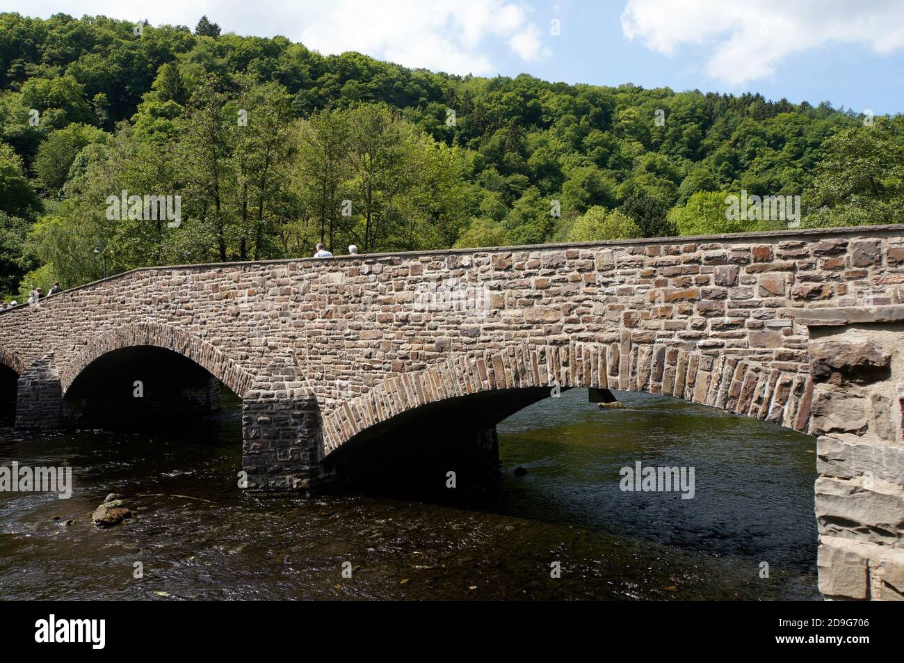 Steinbrücke Über Die Rur, Heimbach, Nordrhein-Westfalen, Deutschland Stockfoto