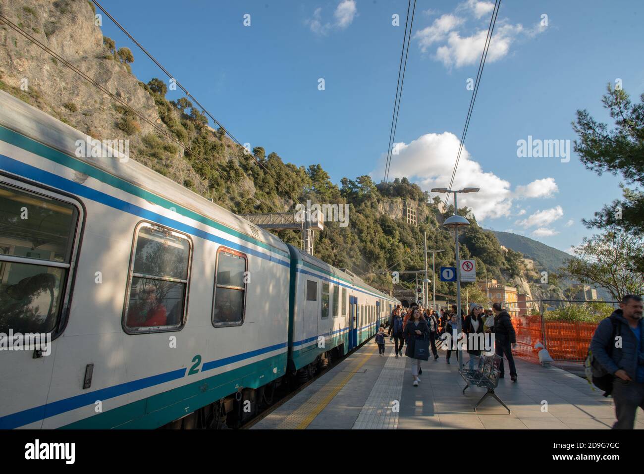 12/30/2019 Monterosso al Mare , Italien. Zug auf ligurischen Küste von La Spetses Stadt - erstaunliche Morgenleute zu Fuß zum Dorf ( Stadt ) Stockfoto