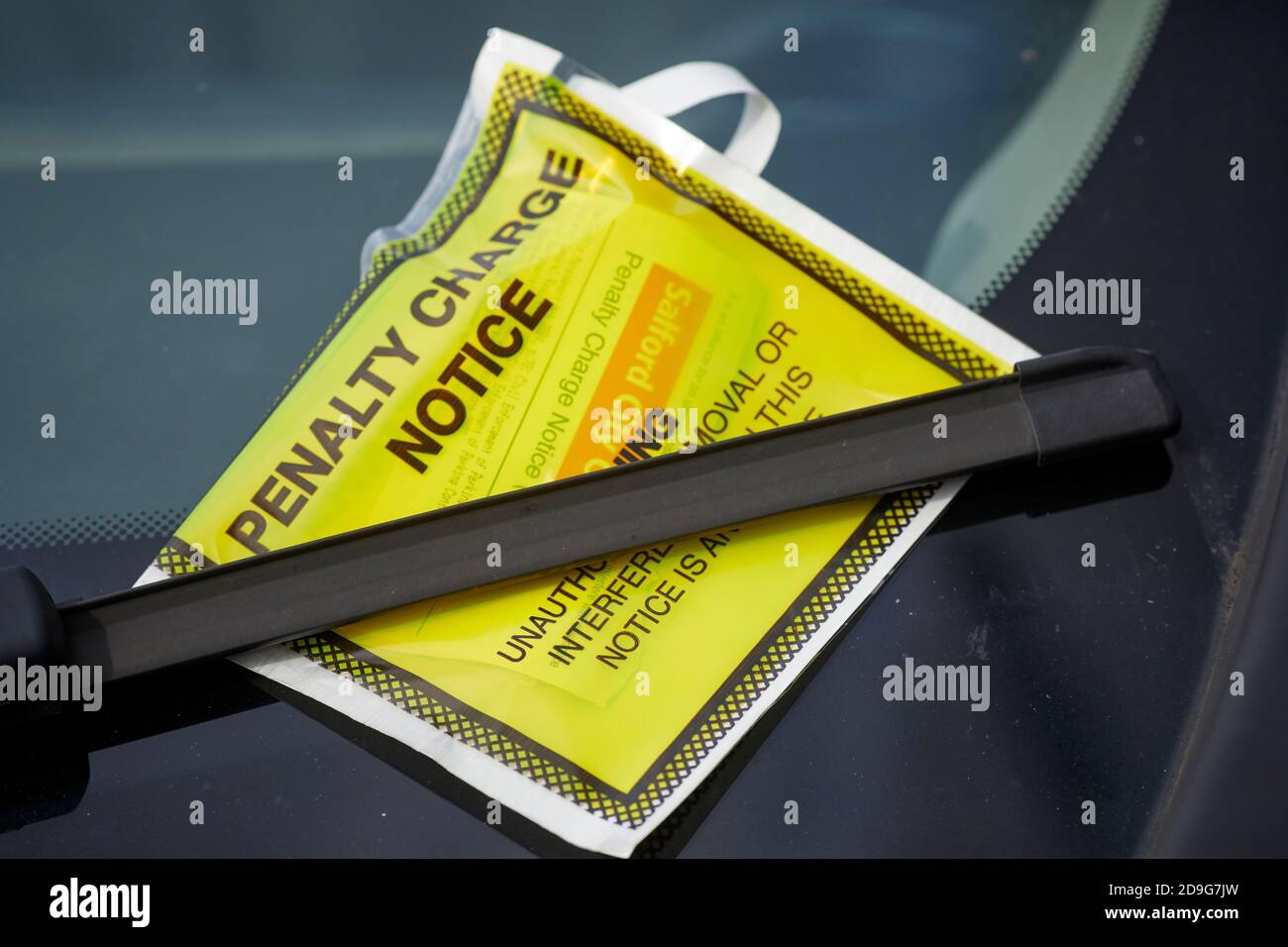 Strafgebühr Hinweis Parkstrafe an einer Windschutzscheibe befestigt durch Wächter des Rates von Salford Stockfoto