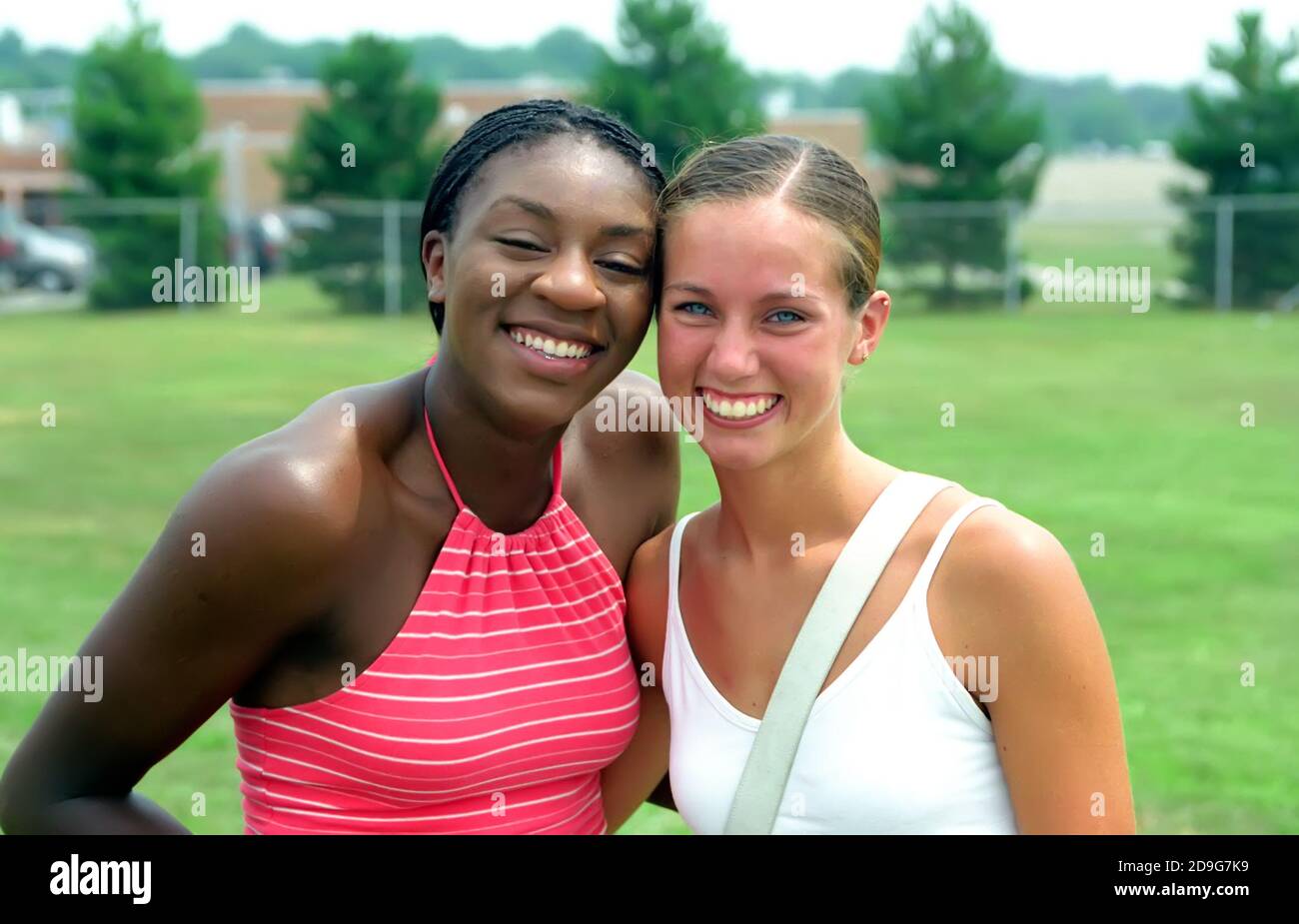 Gemischte Rassen ethnischen Volleyball Freundinnen Stockfoto