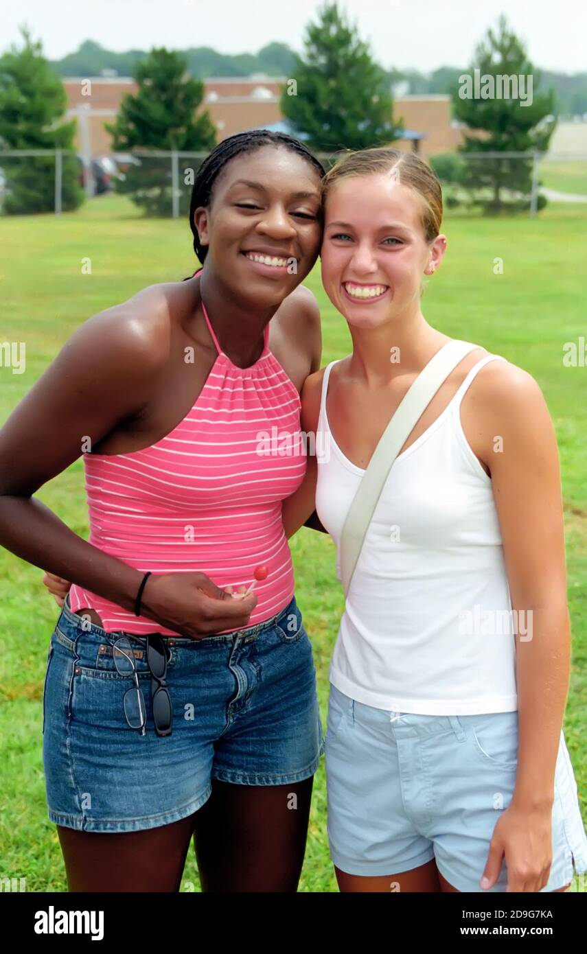 Gemischte Rassen ethnischen Volleyball Freundinnen Stockfoto