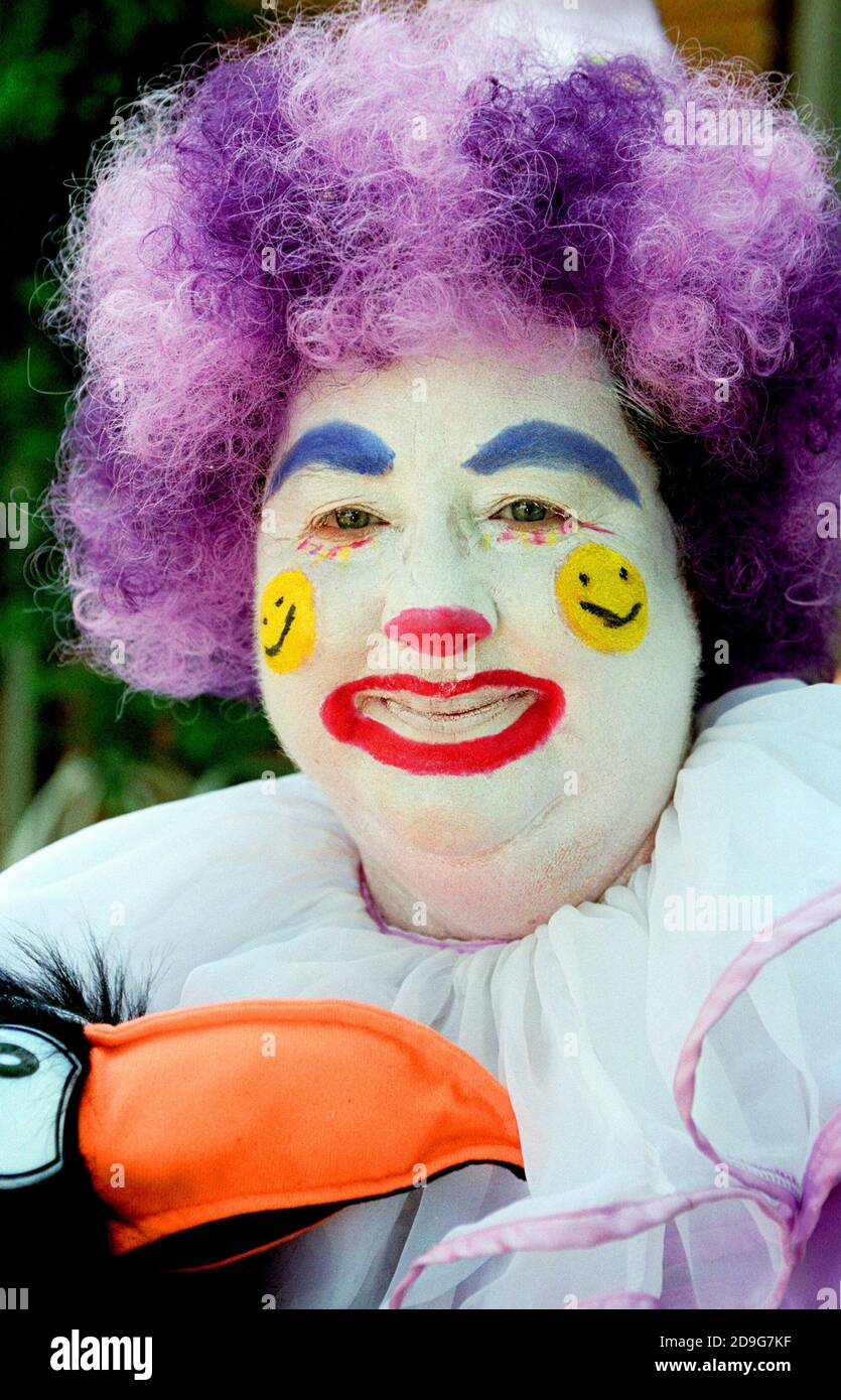 Porträt von einem Clown in einem bunten Kostüm Stockfoto