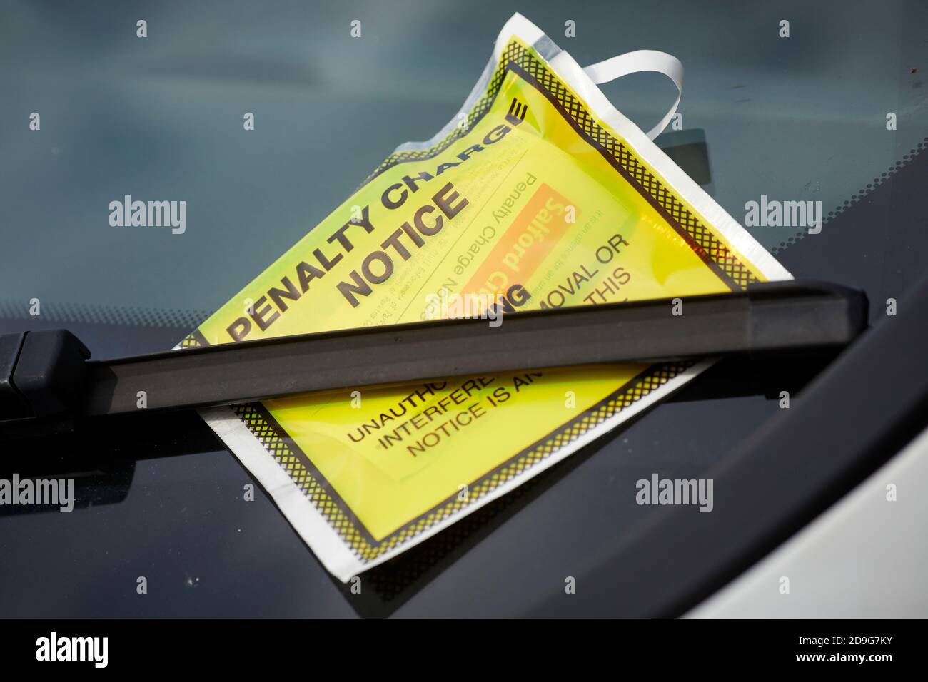Strafgebühr Hinweis Parkstrafe an einer Windschutzscheibe befestigt durch Wächter des Rates von Salford Stockfoto