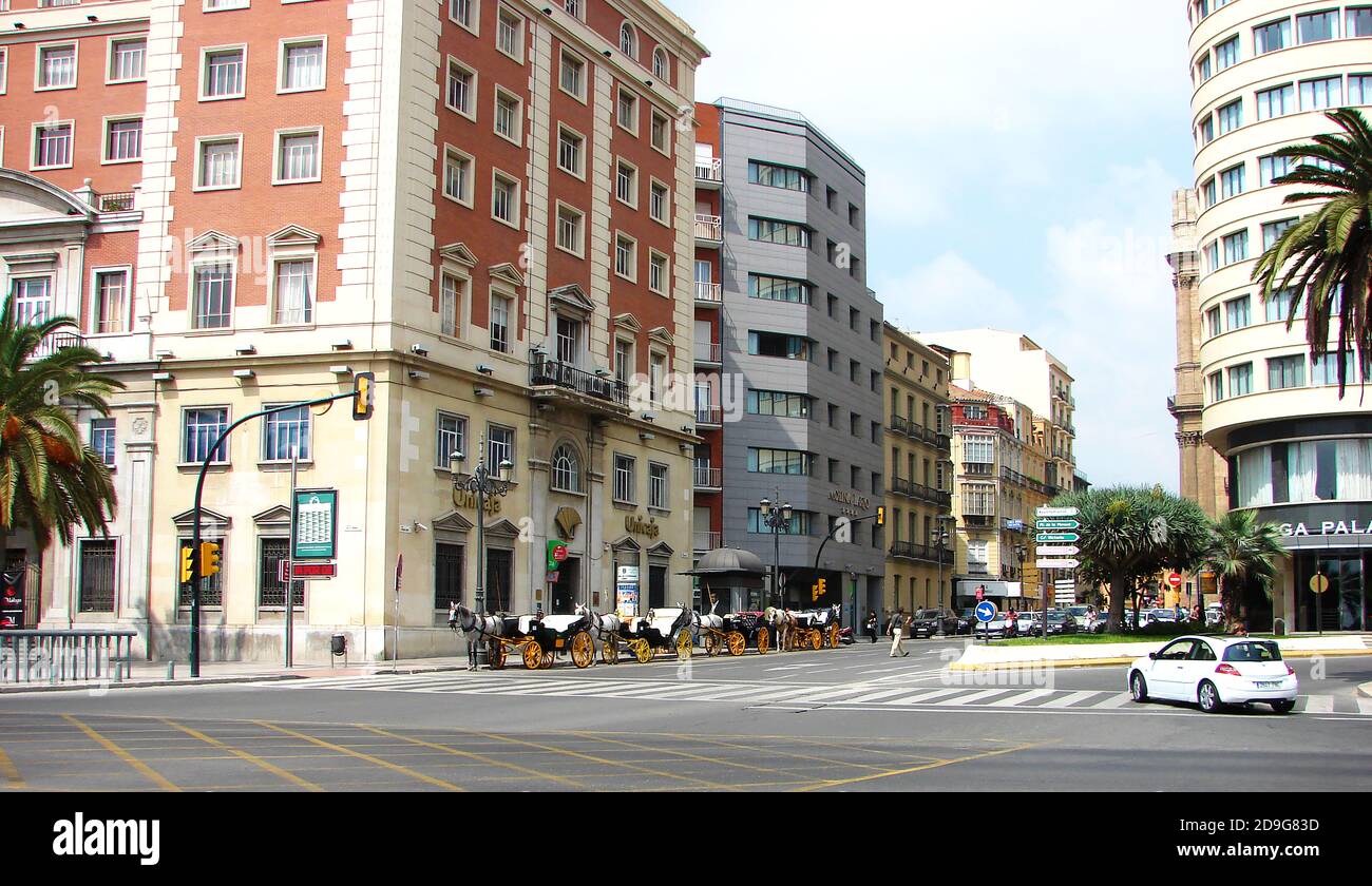 Málaga Kutschenfahrten ----------- Die Olive Press , eine der englischsprachigen Zeitungen Spaniens, kündigte im Oktober 2020 an, dass die Kutschfahrten in den nächsten Jahren reduziert werden sollten und bis 2023 insgesamt eingestellt werden sollten, der Grund dafür war die Fußgängeranisierung eines Großgrunds der Stadt. Auf diesem Foto warten Pferdekutschen in der Schlange für Touristen im Zentrum von Malaga, Spanien im Jahr 2007. Stockfoto