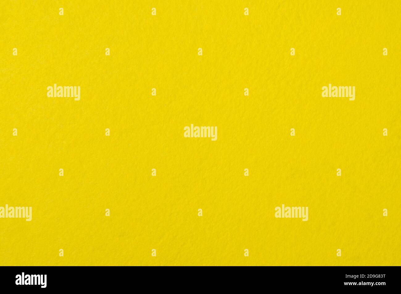 Textur von gelbem flauschigen Lappen zum Abwischen von Oberflächen. Hintergrund. Stockfoto