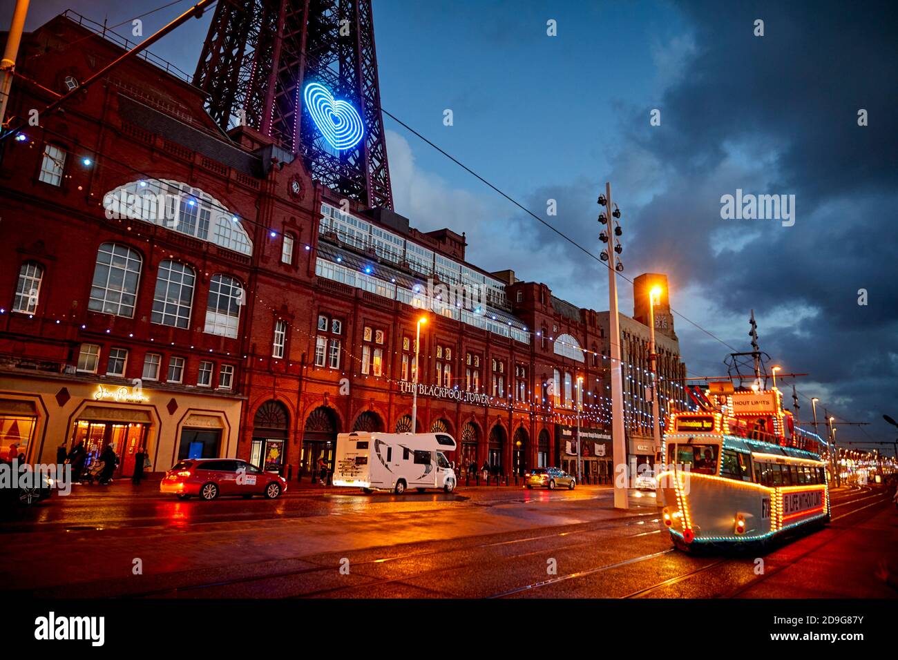 Blackpool Turm an einem nassen Herbstabend mit einem laminierten Straßenbahn fährt vorbei Stockfoto