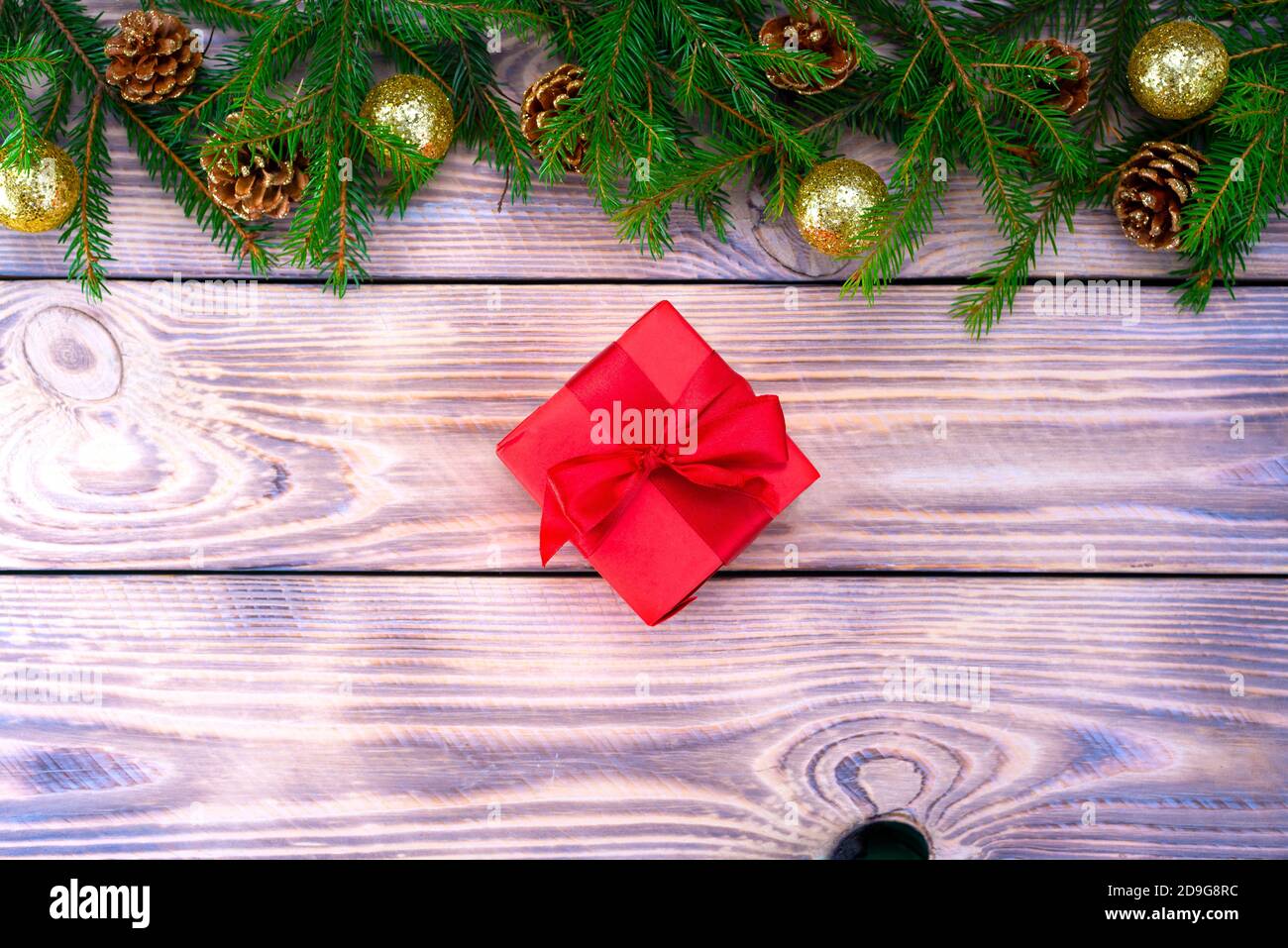 Alter Holzhintergrund mit Tannenzweigen. Weihnachtsgeschenke. Weihnachtskarte. Draufsicht Stockfoto