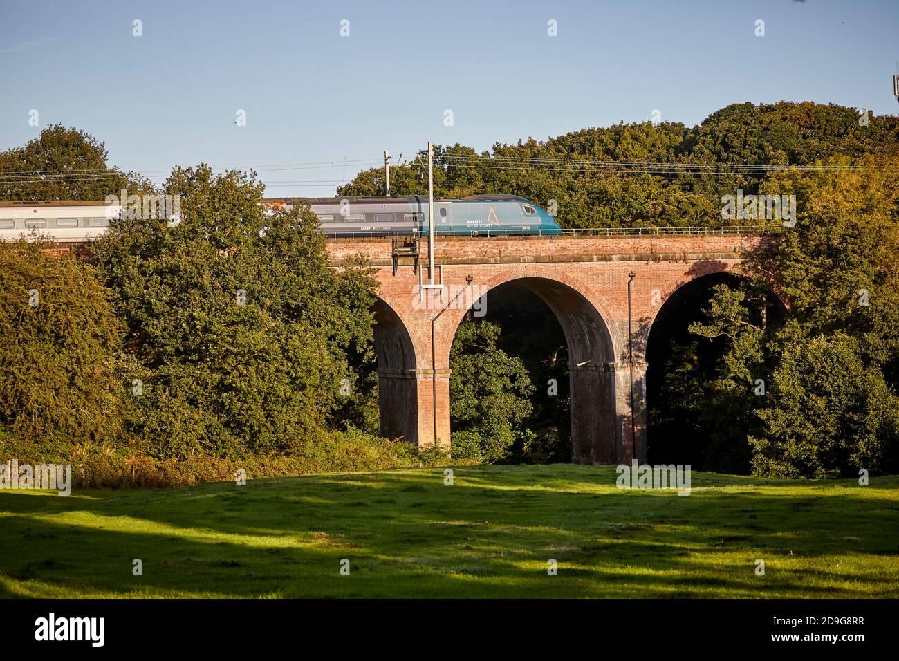 Twemlow Viadukt in Holmes Chapel eine Avanti West Coast Klasse 390 Pendolino auf einem Manchester London WCML-Service Stockfoto