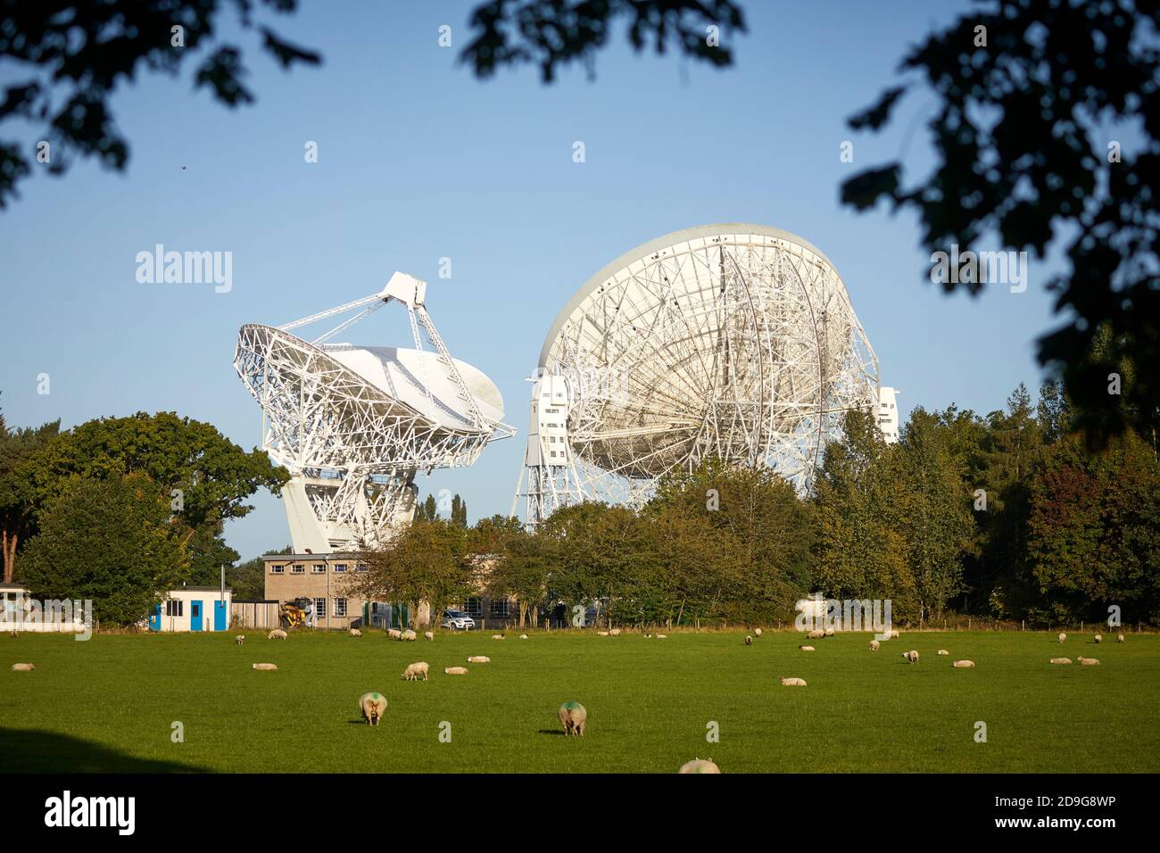 Cheshire Farmland mit Jodrell Bank Discovery Center dahinter Stockfoto