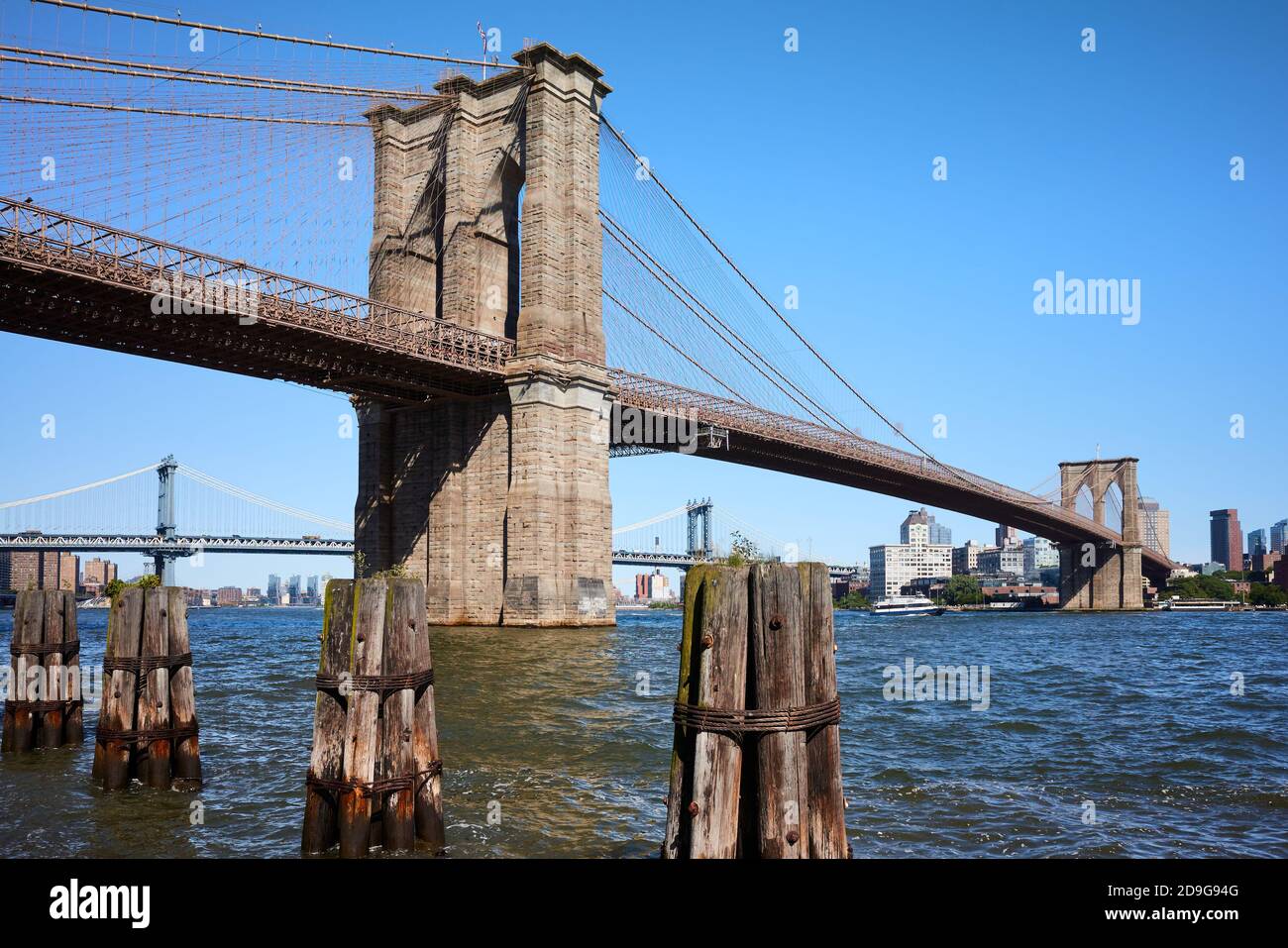 Brooklyn Bridge und East River an einem sonnigen Tag, New York City, USA. Stockfoto