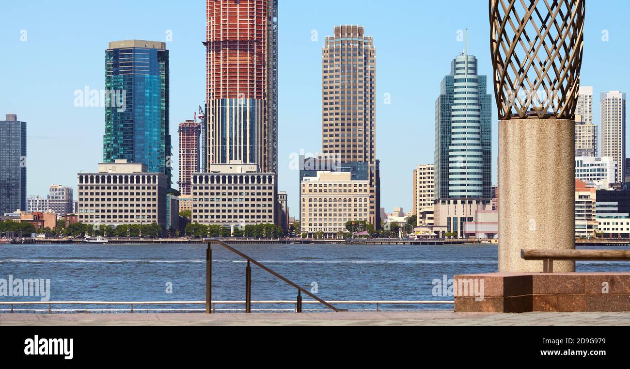 Jersey City Waterfront von Manhattan aus gesehen an einem sonnigen Sommertag, USA. Stockfoto