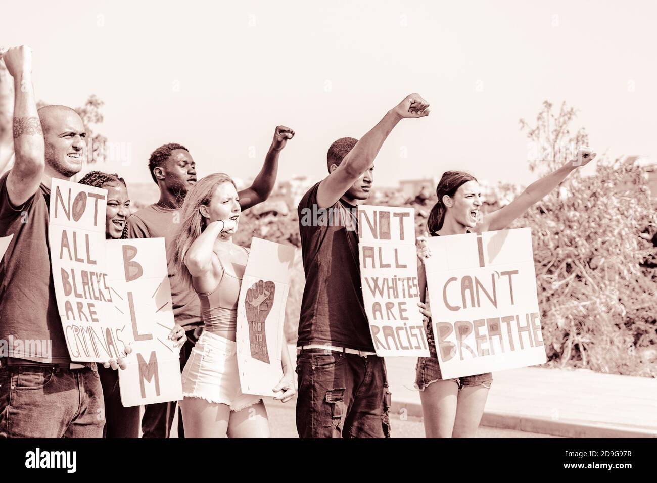 Menschen aus verschiedenen Kulturen und Rassen protestieren mit Bannern für Gleichberechtigung. Rassismus Protest Konzept. Stockfoto