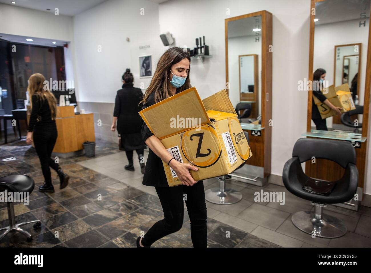 Der Friseursalon in Wimbledon, Southwest London, schließt seine Türen für den letzten Kunden und packt sich rechtzeitig für die neueste Coronavirus-Sperre in Großbritannien ein Stockfoto