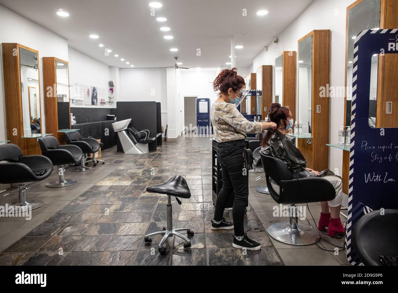 Der Friseursalon in Wimbledon, Southwest London, schließt seine Türen für den letzten Kunden und packt sich rechtzeitig für die neueste Coronavirus-Sperre in Großbritannien ein Stockfoto