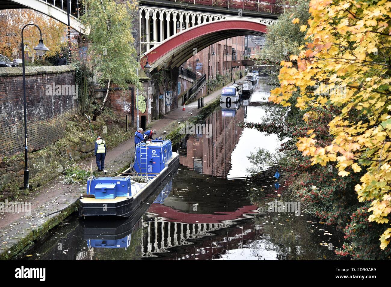 Manchester, Großbritannien. November 2020. Erster Tag der zweiten Sperre. Während die meisten Arbeiten aufgehört haben, geht die Arbeit entlang des Rochdale-Kanals im Schloss weiter Stockfoto