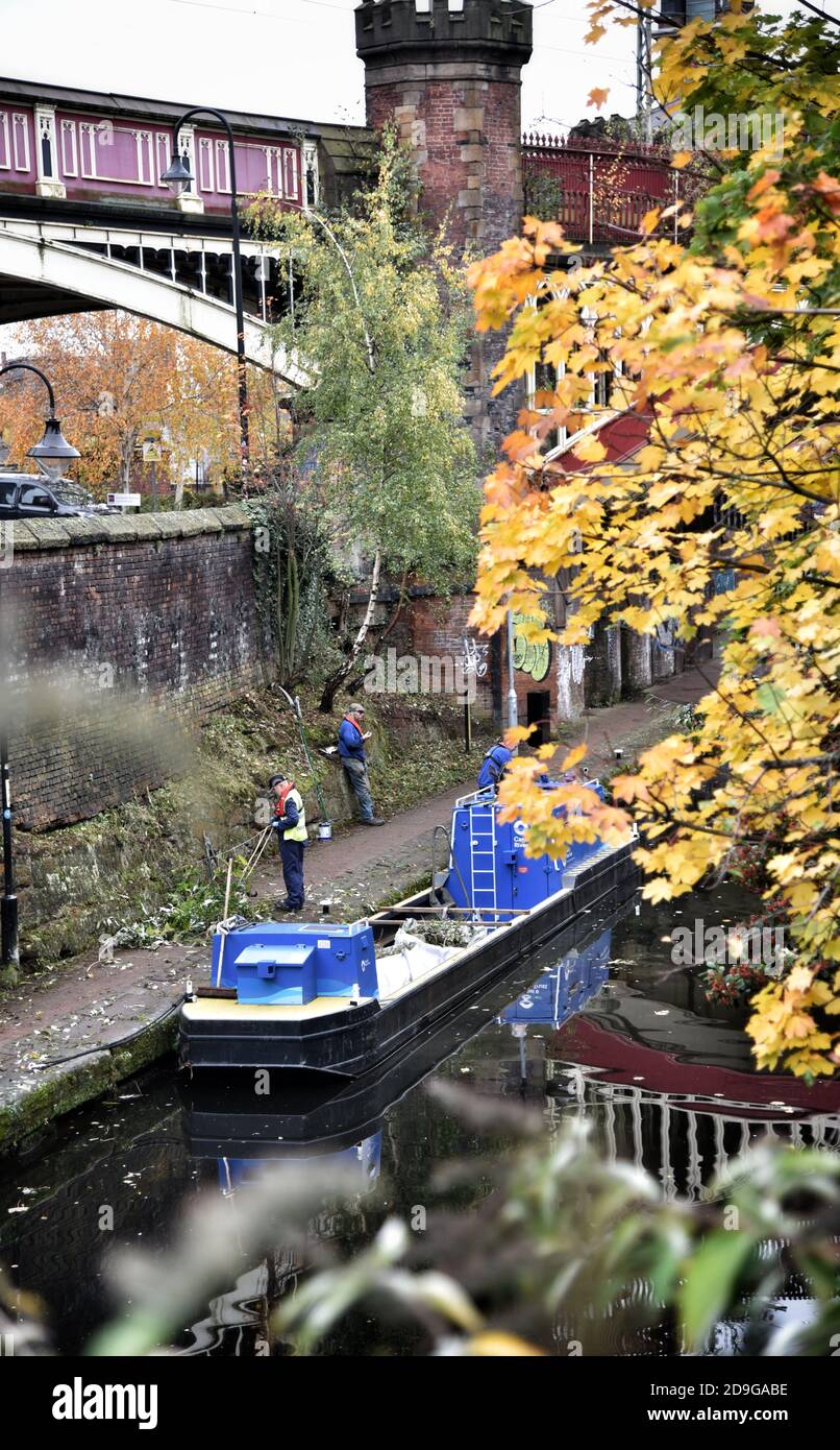 Manchester, Großbritannien. November 2020. Erster Tag der zweiten Sperre. Während die meisten Arbeiten aufgehört haben, geht die Arbeit entlang des Rochdale-Kanals im Schloss weiter Stockfoto