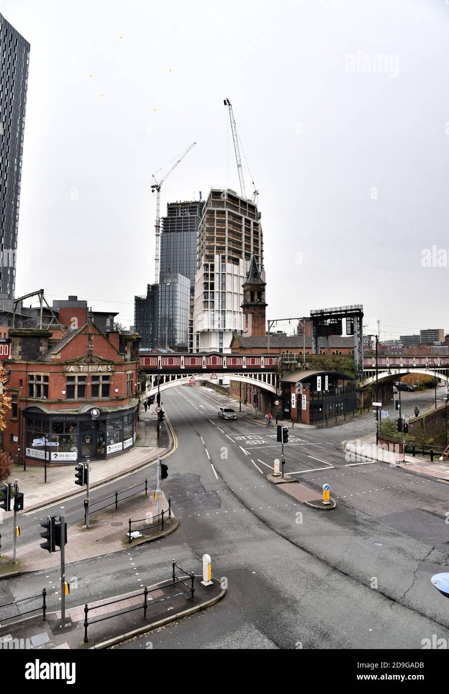 Manchester, Großbritannien. November 2020. Erster Tag der zweiten Sperre. Das Tor zum Stadtzentrum von Manchester ist praktisch verlassen entlang Deansgate in der Stockfoto