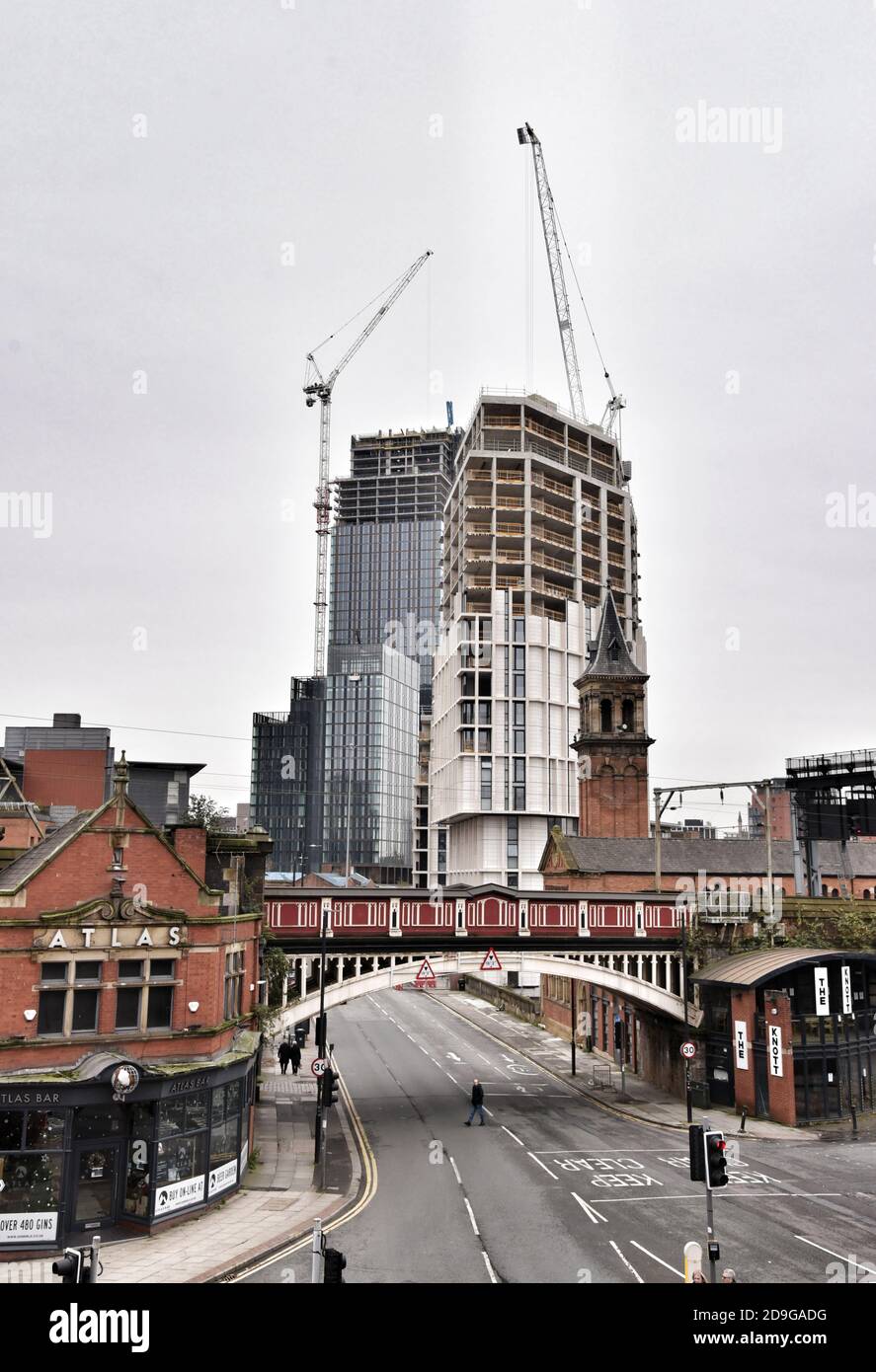 Manchester, Großbritannien. November 2020. Erster Tag der zweiten Sperre. Das Tor zum Stadtzentrum von Manchester ist praktisch verlassen entlang Deansgate in der Stockfoto