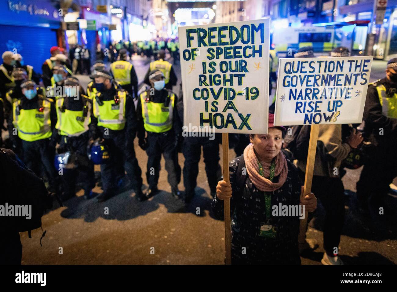 London, Großbritannien. November 2020. Die MET-Polizei sperrte die Oxford Street ab, um die Menschenmenge, die sich während des marsches versammelt hatte, zu zerstreuen. Die expect US Bewegung nimmt an ihrem jährlichen Million Mask March Teil. Die Anonymous-Bewegung zeigt Solidarität für eine Gesellschaft, die von der politischen Elite und den assoziierten Unternehmen marginalisiert wird. Kredit: Andy Barton/Alamy Live Nachrichten Stockfoto