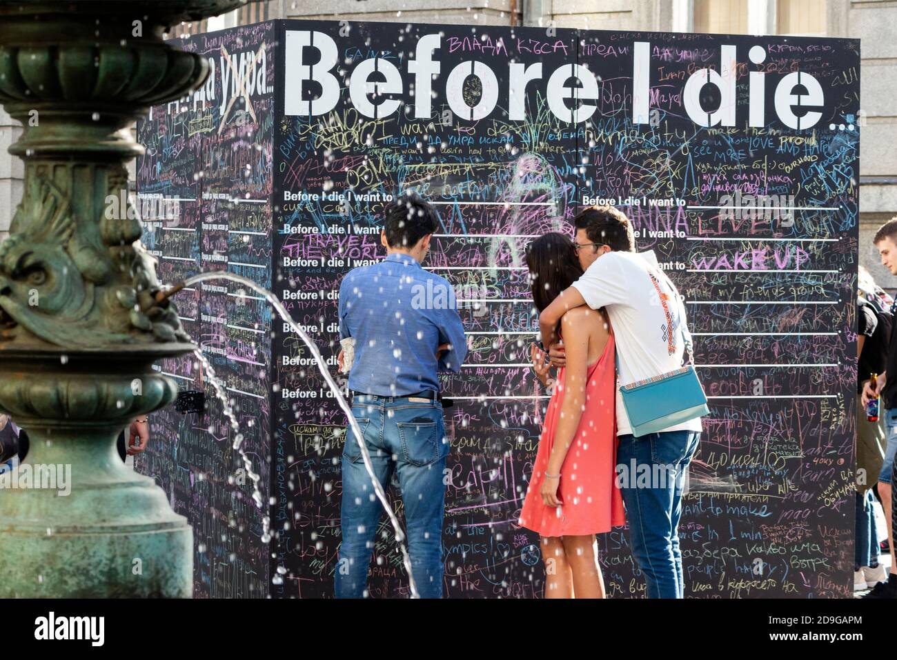 Personen, die Nachrichten auf einer Tafel oder Tafel schreiben und lesen Wand für das öffentliche interaktive Kunstprojekt Before I die In Sofia Bulgarien Europa Stockfoto