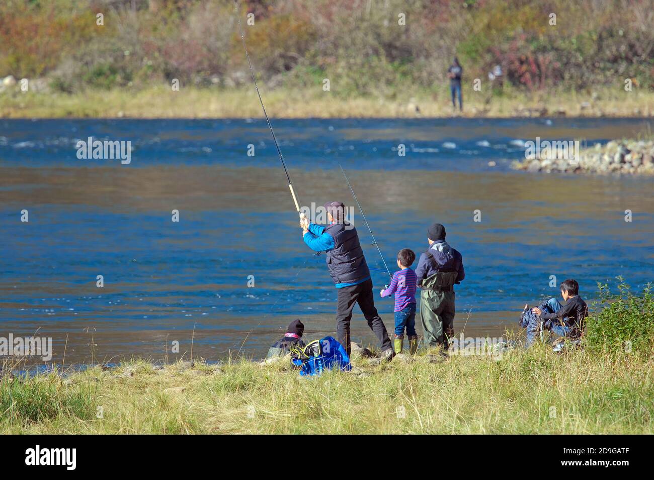 Eine Familie, die im Erholungsgebiet des Ruskin Dam während eines Lachslaufs im Herbst 2020 angeln kann. Mission, British Columbia, Kanada. Stock Foto. Stockfoto
