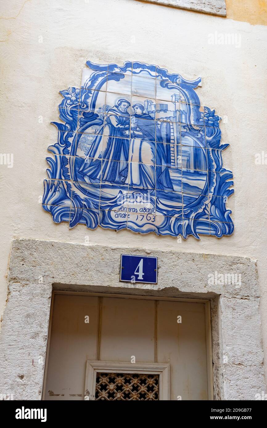 Lisabon/ Portugal-31. Mai 2017: Keramikfliesen in blauer Farbe auf der alten Hausfassade mit Heiligenbild über der Haupttür, typisches Ornament in Stockfoto