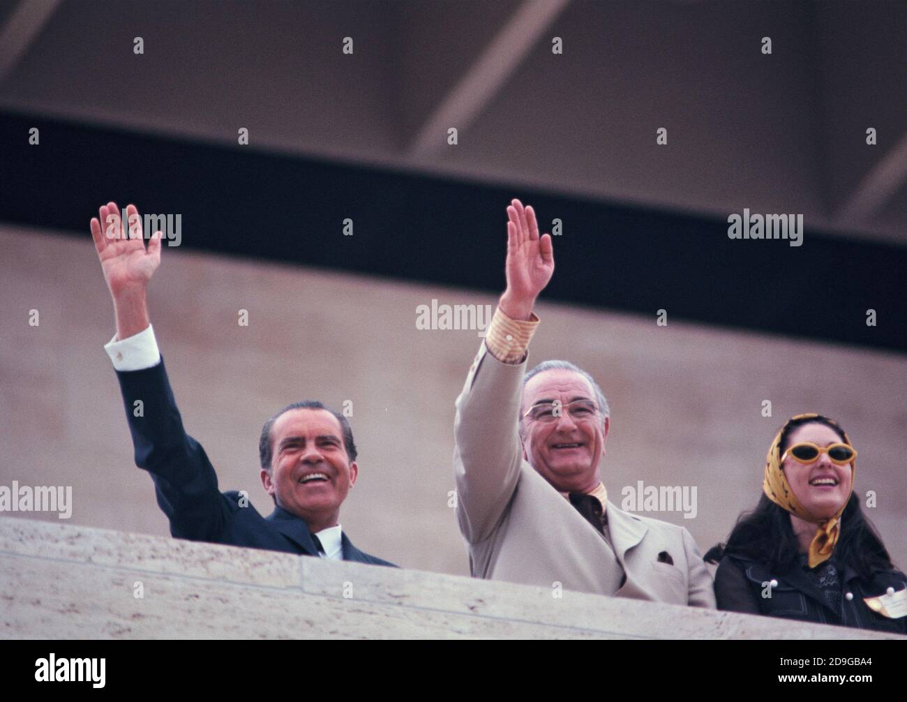 Präsident Nixon und der ehemalige Präsident Lyndon Johnson winken bei der Eröffnung der Lyndon Baines Johnson Library in Austin Texas am 22. Mai 1971 zu Menschenmengen. Lynd Bird Johnson liegt auf der rechten Seite. Foto von Dennis Brack bb73 Stockfoto
