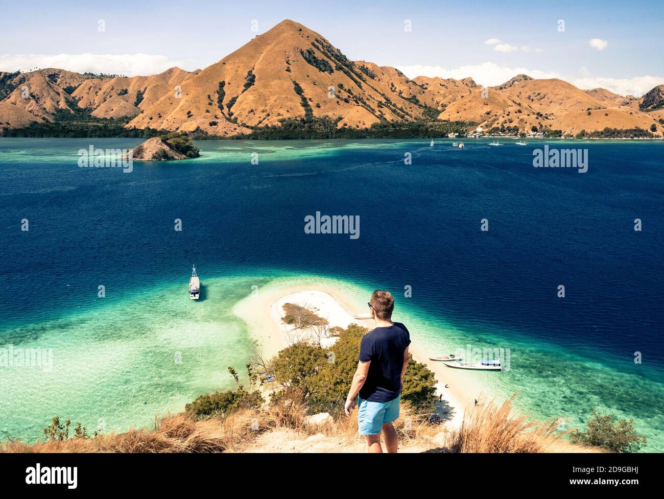 Blick hinunter auf die erstaunlichen Korallenriffe, die die Inseln umgeben Des Komodo-Nationalparks in Indonesien Stockfoto