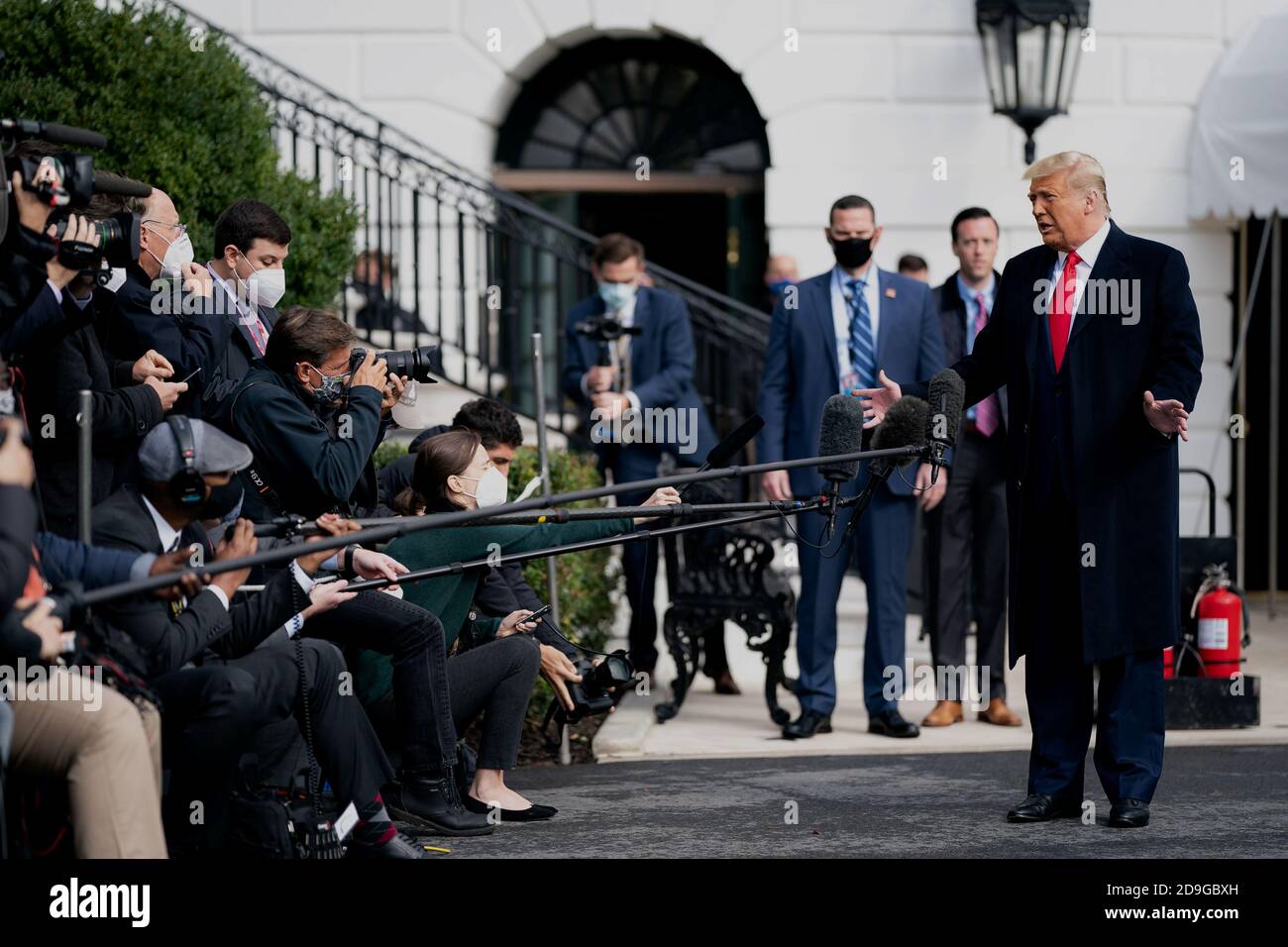 WASHINGTON DC, USA - 30. Oktober 2020 - US-Präsident Donald J. Trump gibt der Presse am Freitag, den 30. Oktober 2020, einen ersten Stoß vor dem Einsteigen in Marine One Stockfoto