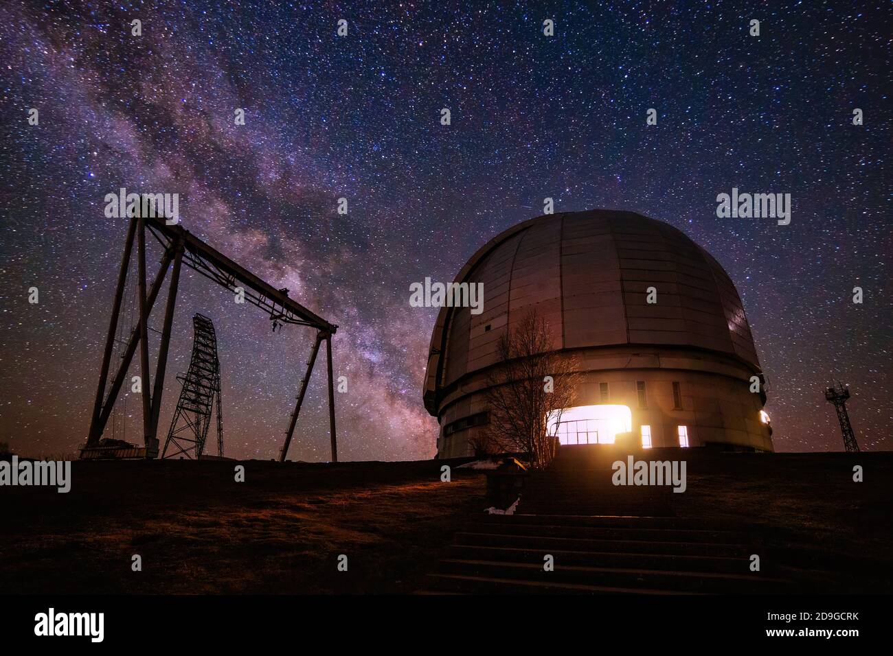 Spezielle Astrophysikalische Sternwarte gegen Sternenhimmel mit Milchstraße Stockfoto
