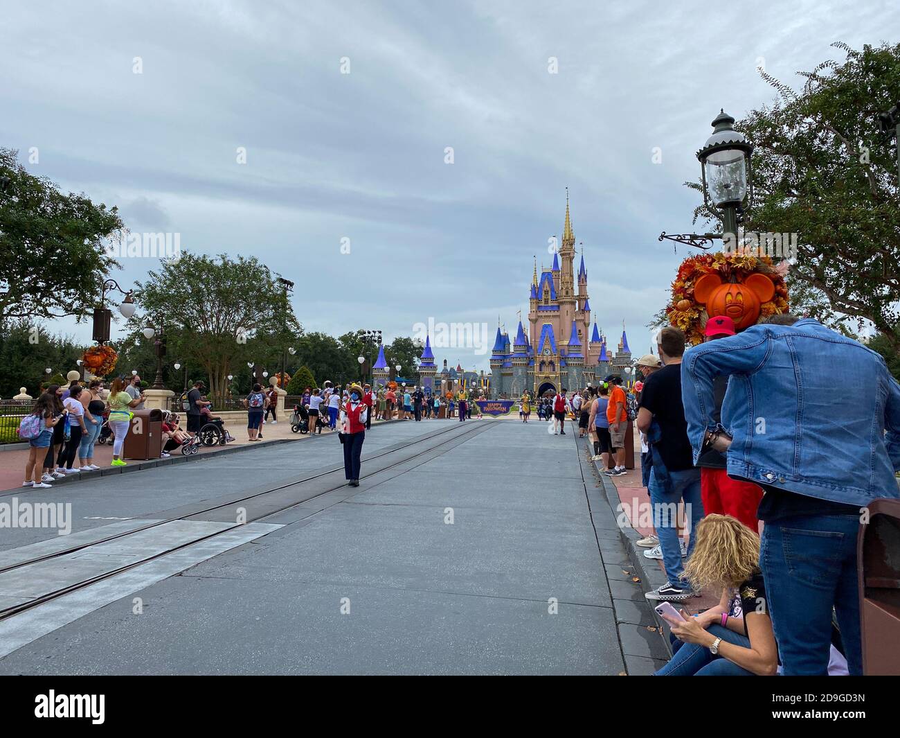 Orlando, FL/USA-10/21/20: Leute, die zum Cinderella's Castle im Magic Kingdom in Walt Disney World Resorts in Orlando, FL, gehen. Stockfoto