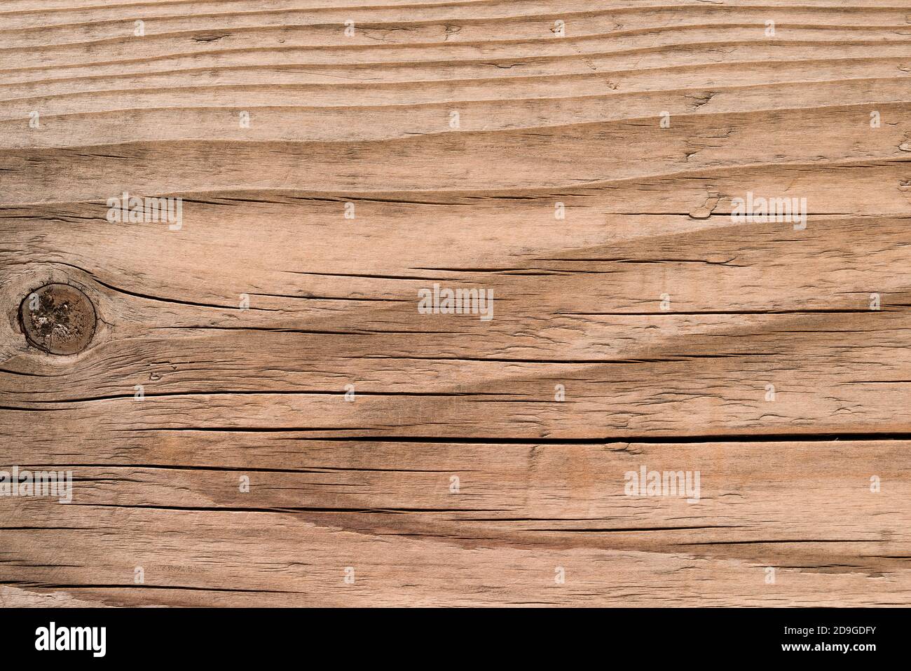 Hintergrund mit Holzstruktur. Draufsicht auf Vintage Holztisch mit Rissen. Hellbraune Oberfläche aus altem Holz mit natürlicher Farbe Stockfoto