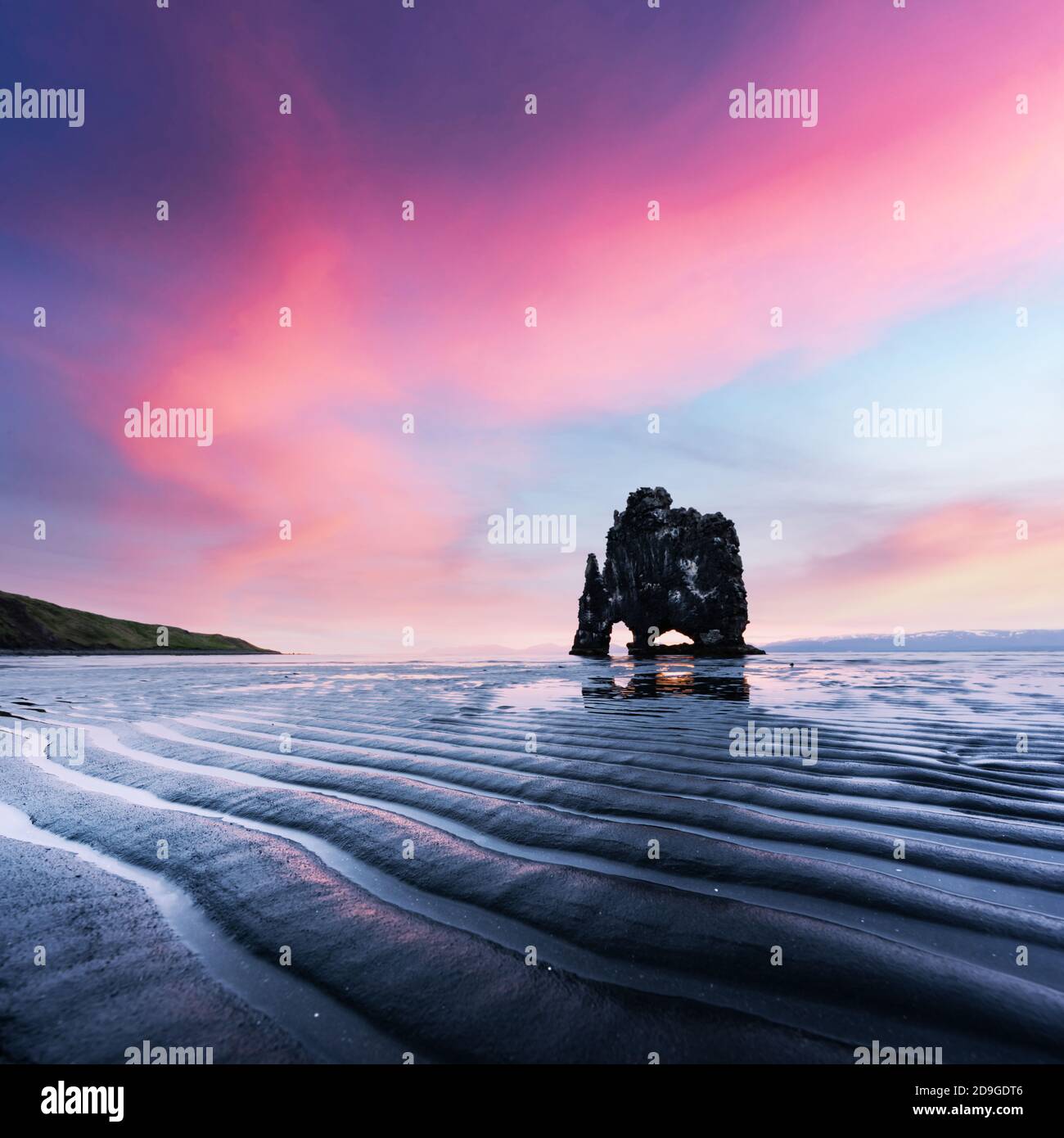Basaltstapel Hvitserkur auf der Halbinsel Vatnsnes, Island, Europa bei Ebbe. Großer lila Himmel leuchtet auf dem Hintergrund. Landschaftsfotografie Stockfoto