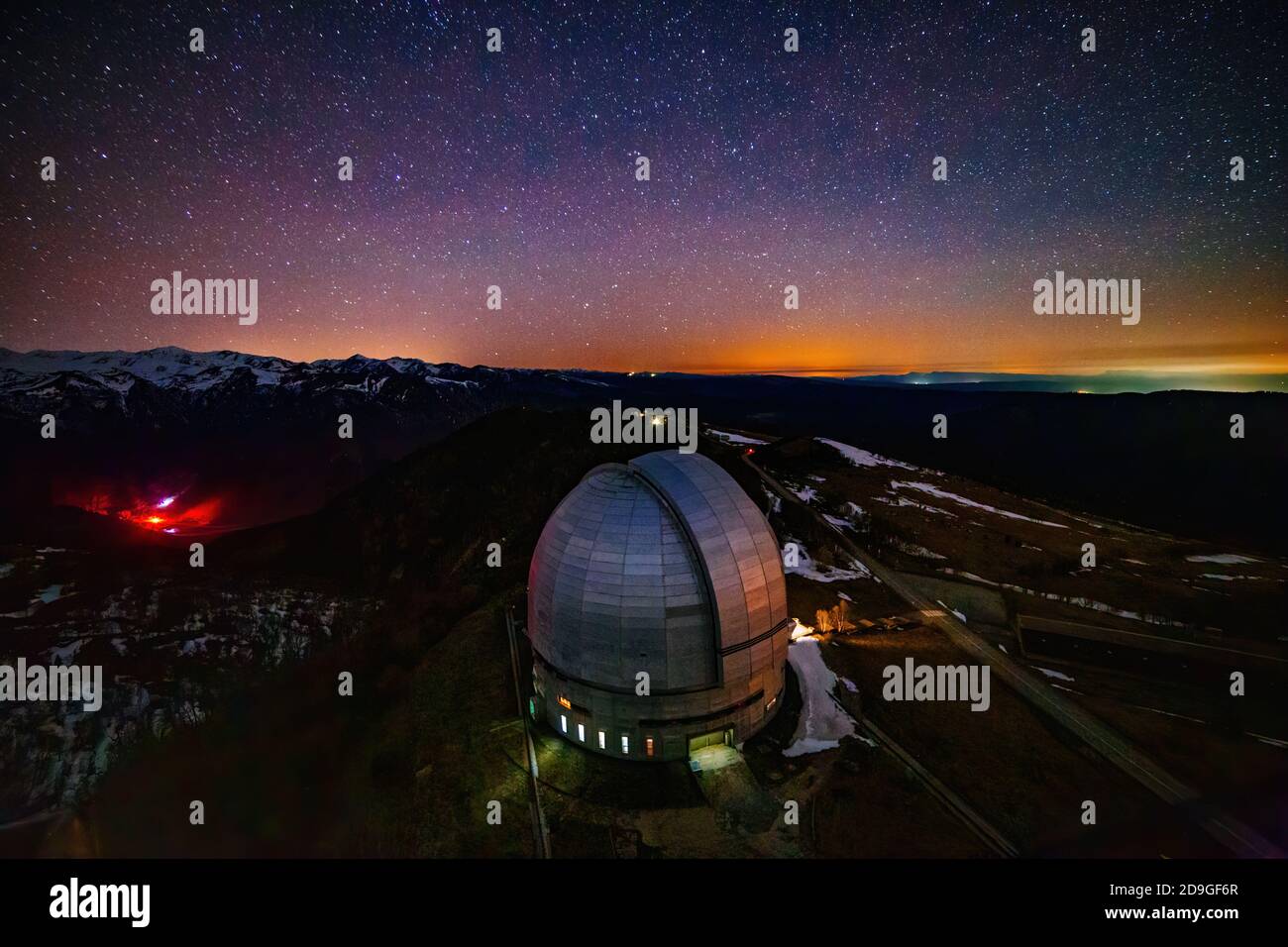 Spezielle Astrophysikalische Sternwarte bei Sternennacht, Luftaufnahme Stockfoto