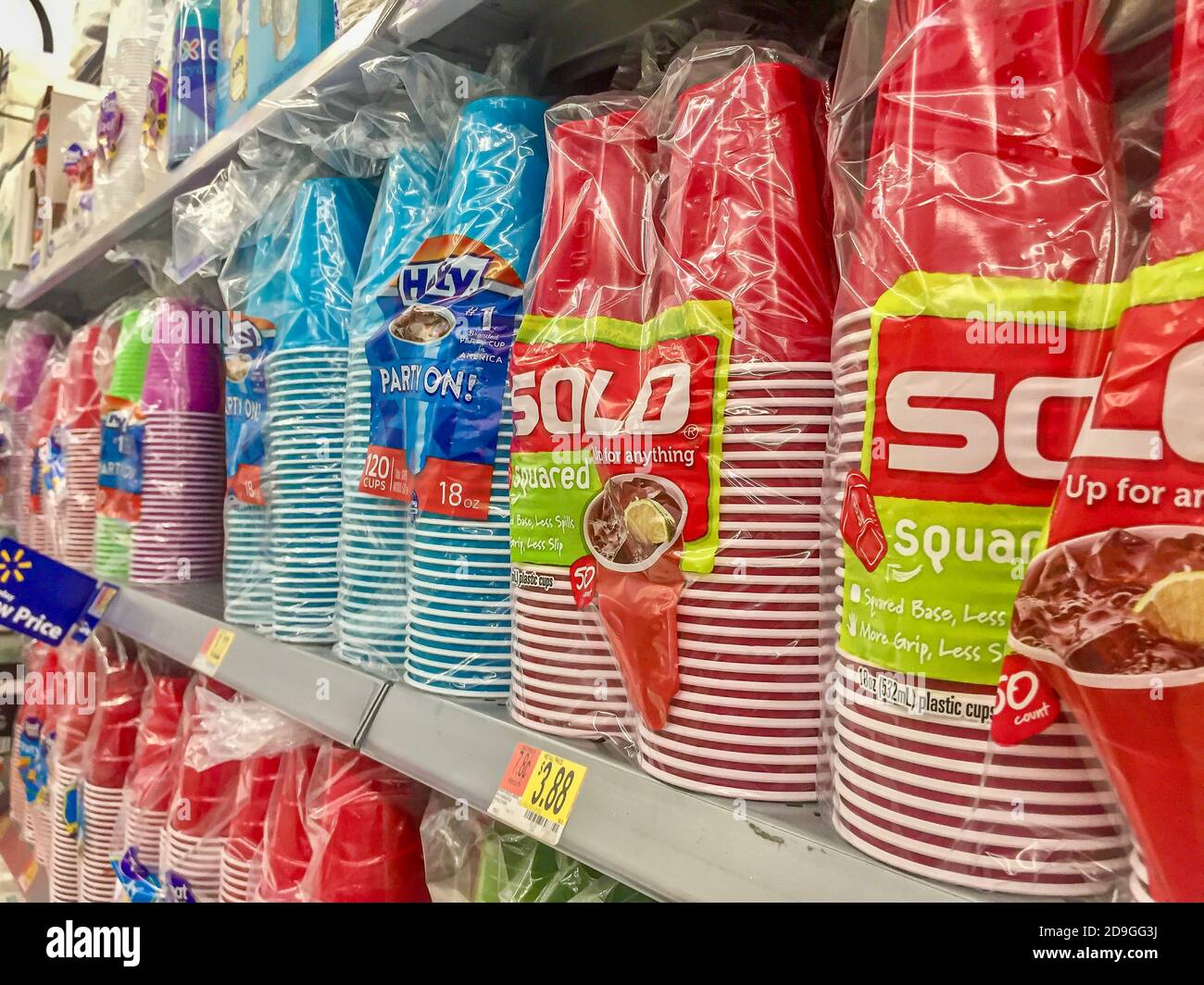 Rote Solo Cups auf einem Ladenregal Stockfoto