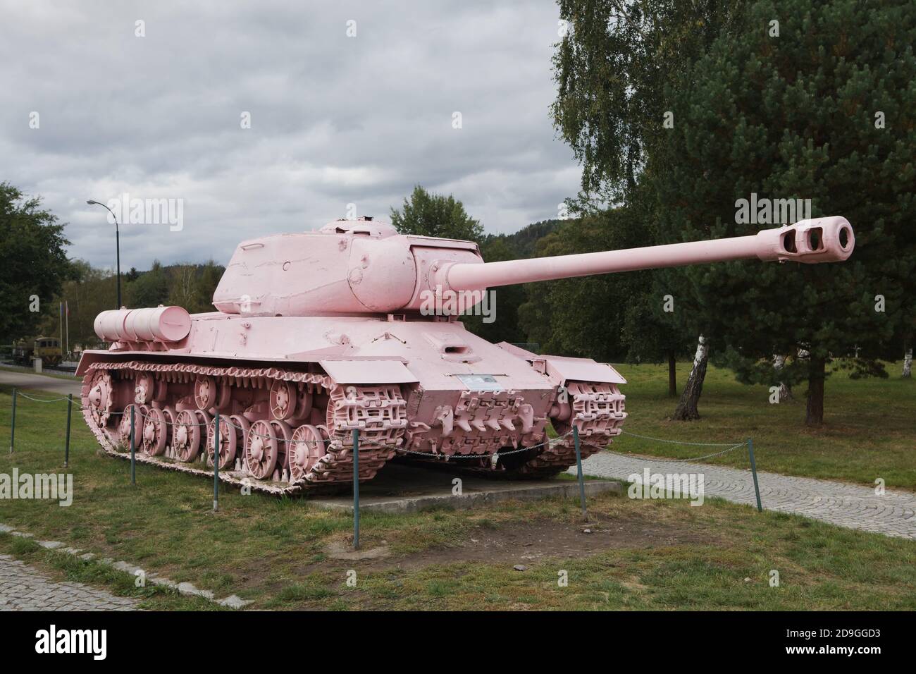 Sowjetischer schwerer Panzer IS-2, allgemein bekannt als rosa Panzer, gemalt von dem tschechischen bildenden Künstler David Černý, ausgestellt im Militärtechnischen Museum (Vojenské technickém muzeum) in Lešany, Tschechische Republik. Der Panzer, der früher als No 23 bekannt war, war früher das Denkmal für sowjetische Panzerbesatzungen in Prag, Tschechoslowakei. Im April 1991 wurde sie von dem Kunststudenten David Černý und Freunden kontrovers rosa gestrichen und zog später ins Museum. Das Modell IS-2 wurde nach dem sowjetischen Diktator Joseph Stalin benannt. Stockfoto