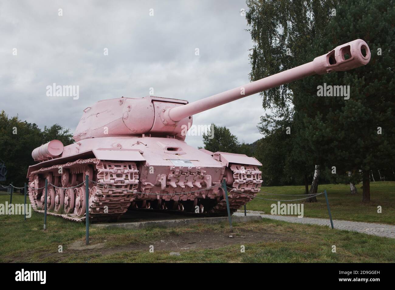 Sowjetischer schwerer Panzer IS-2, allgemein bekannt als rosa Panzer, gemalt von dem tschechischen bildenden Künstler David Černý, ausgestellt im Militärtechnischen Museum (Vojenské technickém muzeum) in Lešany, Tschechische Republik. Der Panzer, der früher als No 23 bekannt war, war früher das Denkmal für sowjetische Panzerbesatzungen in Prag, Tschechoslowakei. Im April 1991 wurde sie von dem Kunststudenten David Černý und Freunden kontrovers rosa gestrichen und zog später ins Museum. Das Modell IS-2 wurde nach dem sowjetischen Diktator Joseph Stalin benannt. Stockfoto