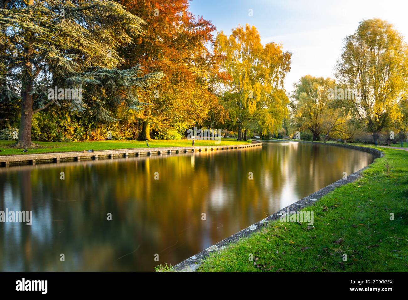 LON-Aufnahme der River Cam im Herbst, Cambridge, Großbritannien Stockfoto