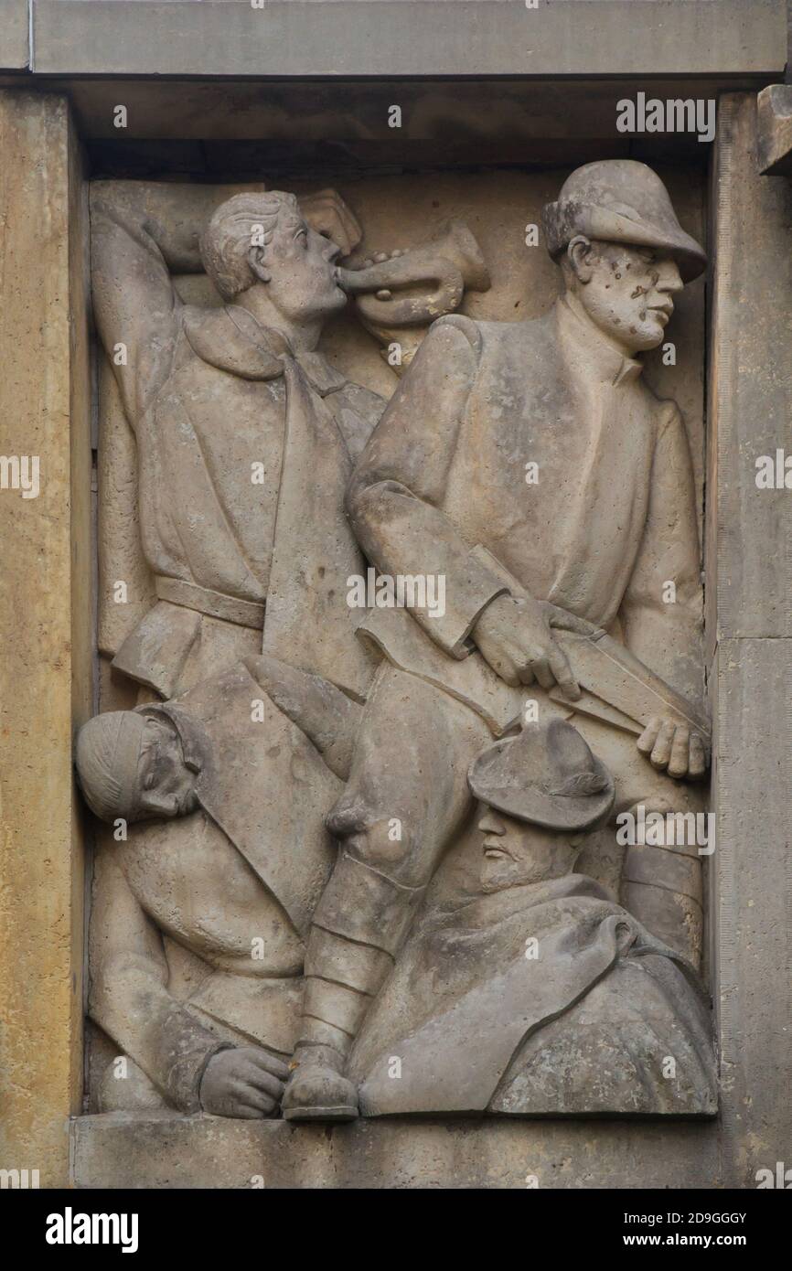 Tschechoslowakische Legionäre, die während des Ersten Weltkriegs in Italien kämpften, dargestellt im Sandsteinrelief des tschechischen Bildhauers Jan Vávra auf dem Masaryk-Unabhängigkeitsturm (Masarykova věž samostatnosti) in Hořice in Ostböhmen, Tschechien. Der vom tschechischen Architekten František Blažek (1925) entworfene Turm wurde nie fertiggestellt. Stockfoto