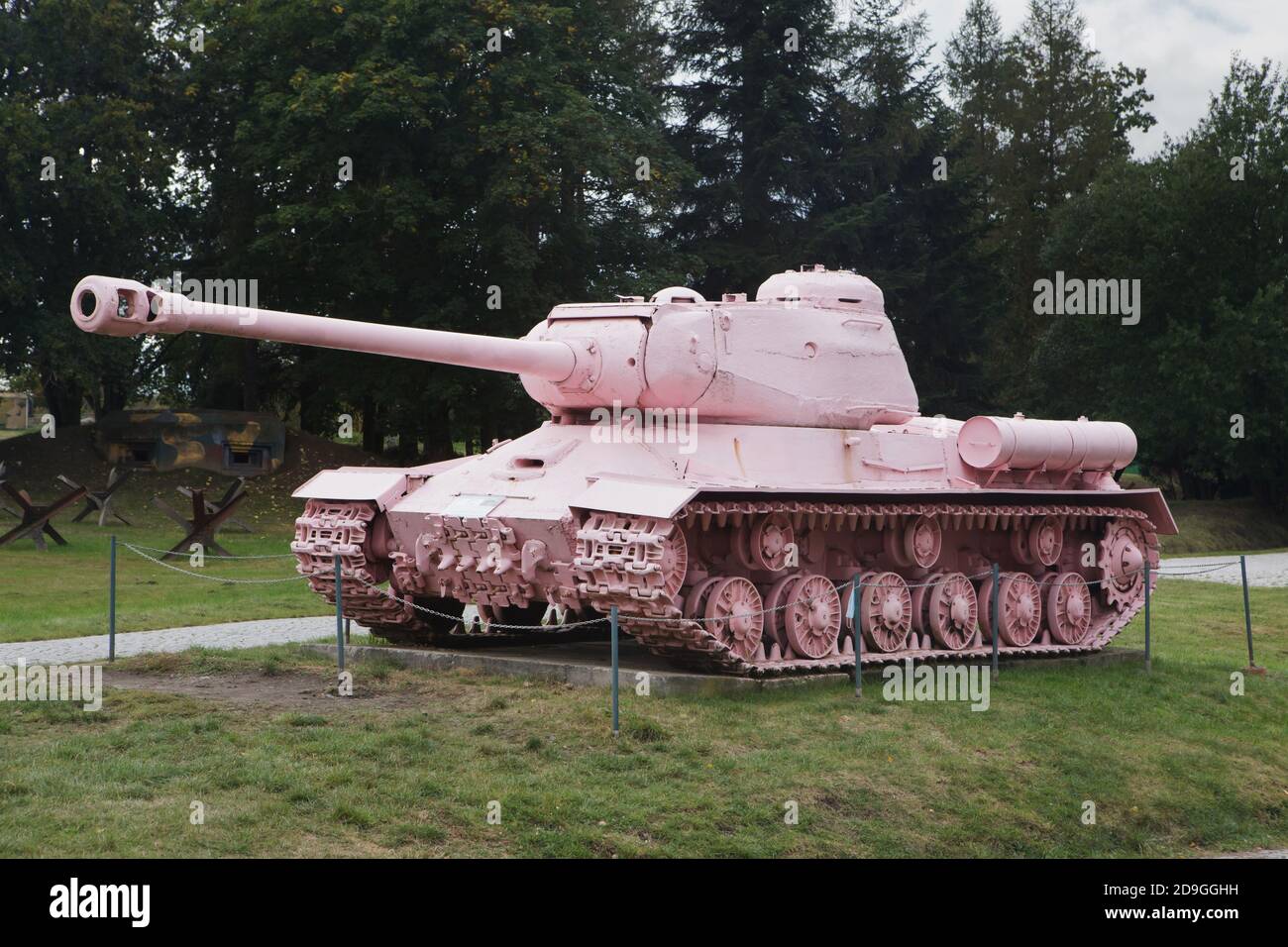 Sowjetischer schwerer Panzer IS-2, allgemein bekannt als rosa Panzer, gemalt von dem tschechischen bildenden Künstler David Černý, ausgestellt im Militärtechnischen Museum (Vojenské technickém muzeum) in Lešany, Tschechische Republik. Der Panzer, der früher als No 23 bekannt war, war früher das Denkmal für sowjetische Panzerbesatzungen in Prag, Tschechoslowakei. Im April 1991 wurde sie von dem Kunststudenten David Černý und Freunden kontrovers rosa gestrichen und zog später ins Museum. Das Modell IS-2 wurde nach dem sowjetischen Diktator Joseph Stalin benannt. Stockfoto