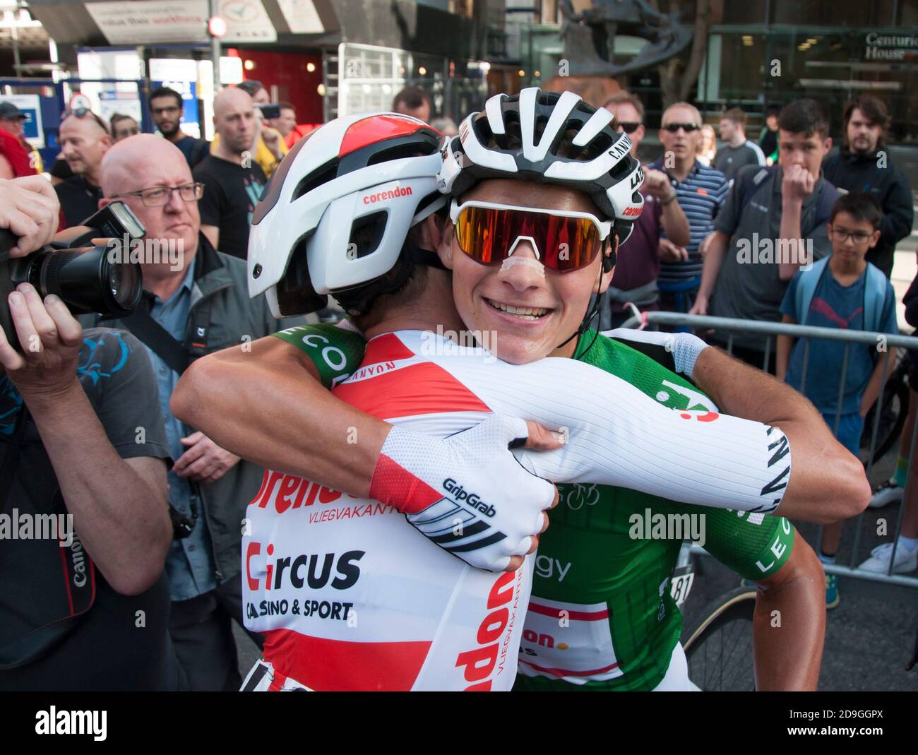 Mathieu van der Poel feiert den Sieg der 8. Etappe der Tour of Britain und die Allgemeine Klassifikation des Rennens in Deansgate Manchester. Stockfoto