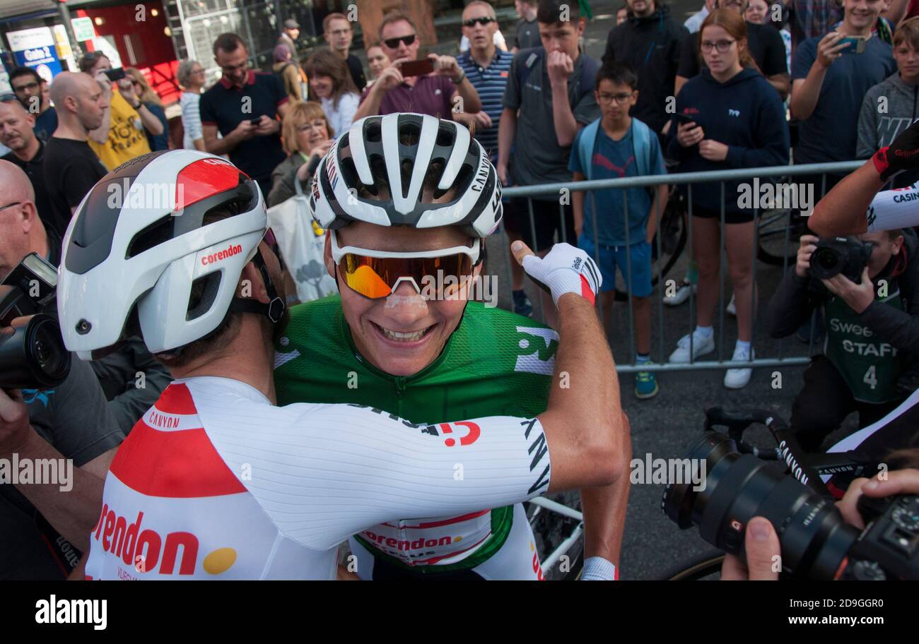 Mathieu van der Poel feiert den Sieg der 8. Etappe der Tour of Britain und die Allgemeine Klassifikation des Rennens in Deansgate Manchester. Stockfoto