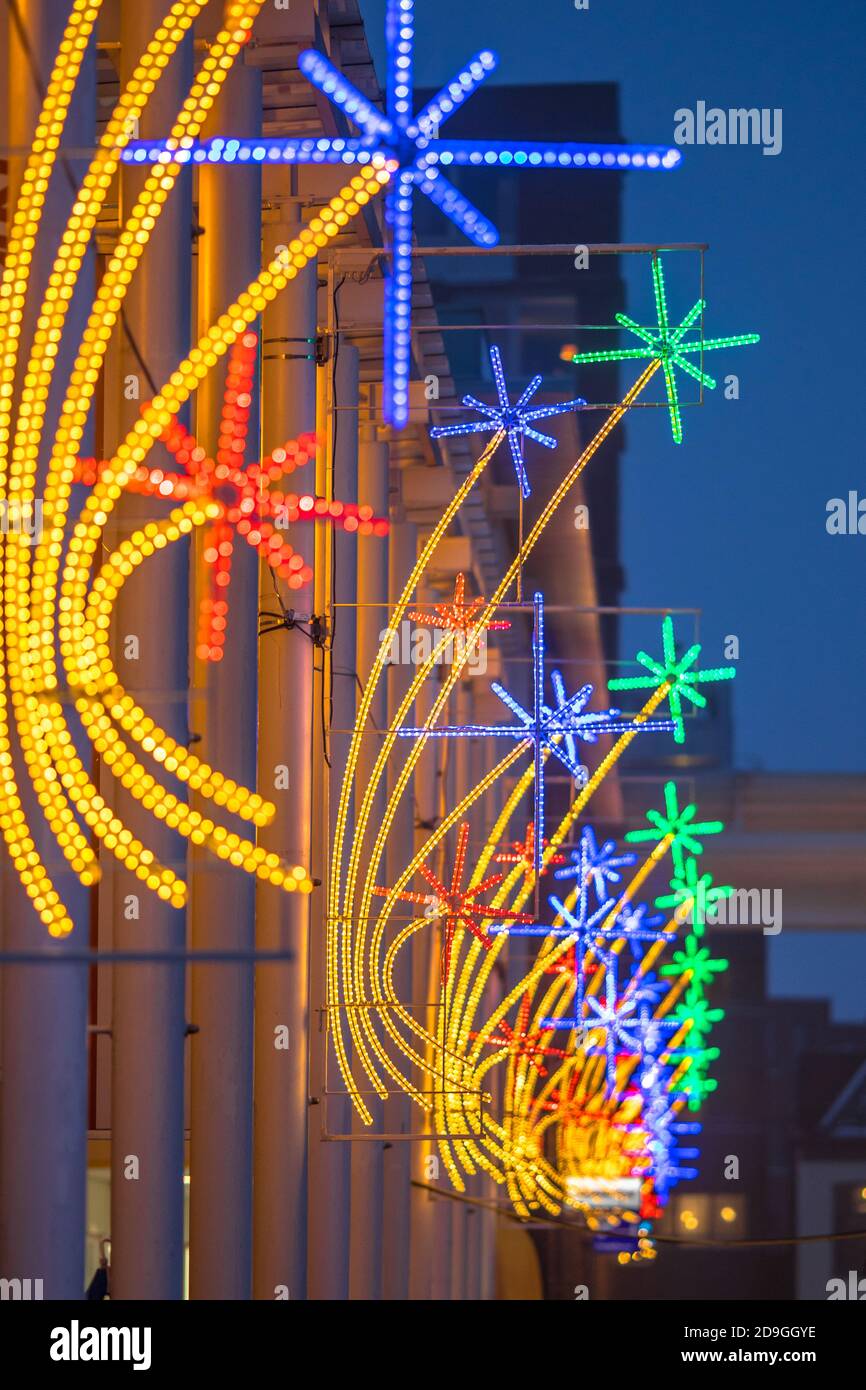 Beleuchtete Dezember Dekoration auf der Straße von einem Mall in den Niederlanden Stockfoto