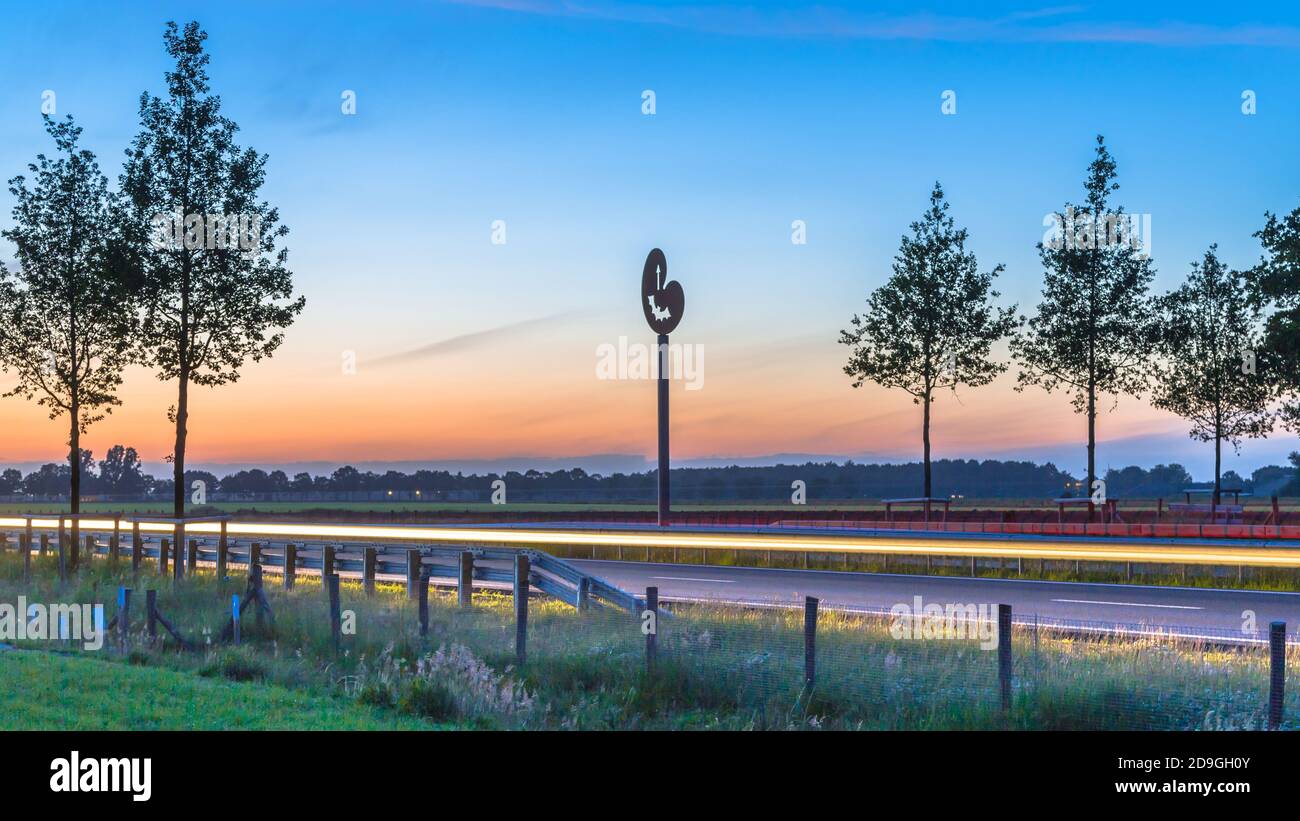 Drachten, Niederlande - 9 Juni, 2016: Regionale Autobahn N 381 bei Dämmerung mit bewährten funktionalen wildlife Kreuzung hop über Aids für Fledermäuse und Vögel Stockfoto